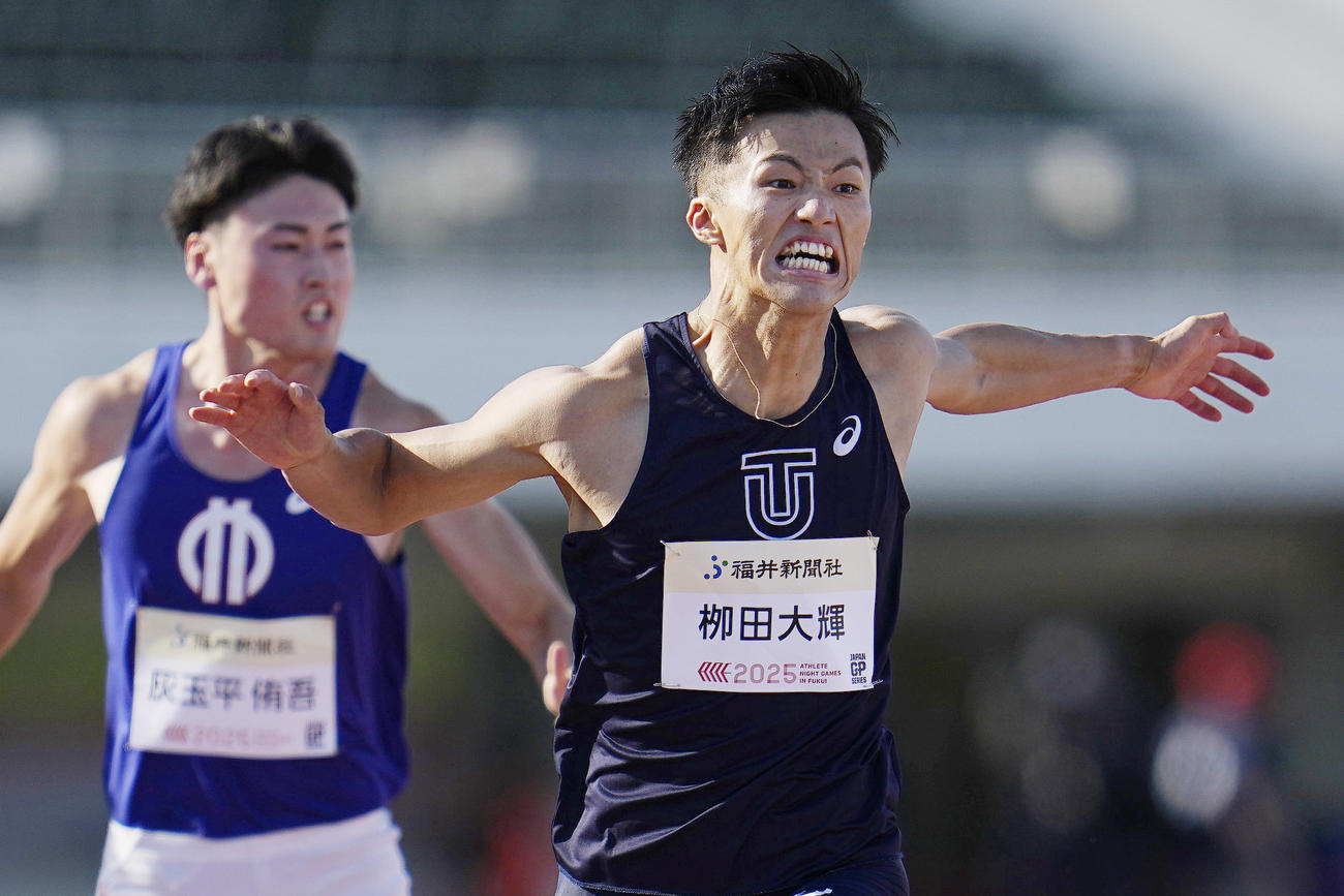 男子100メートル予選　ゴールする柳田大輝（右）（共同）