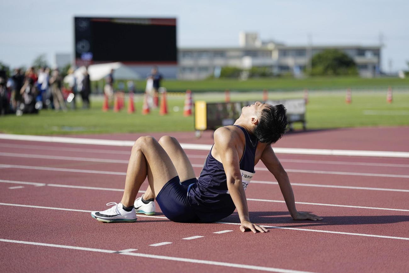 男子100メートル予選　9秒92でゴール後、追い風参考記録となり天を仰ぐ柳田大輝（共同）