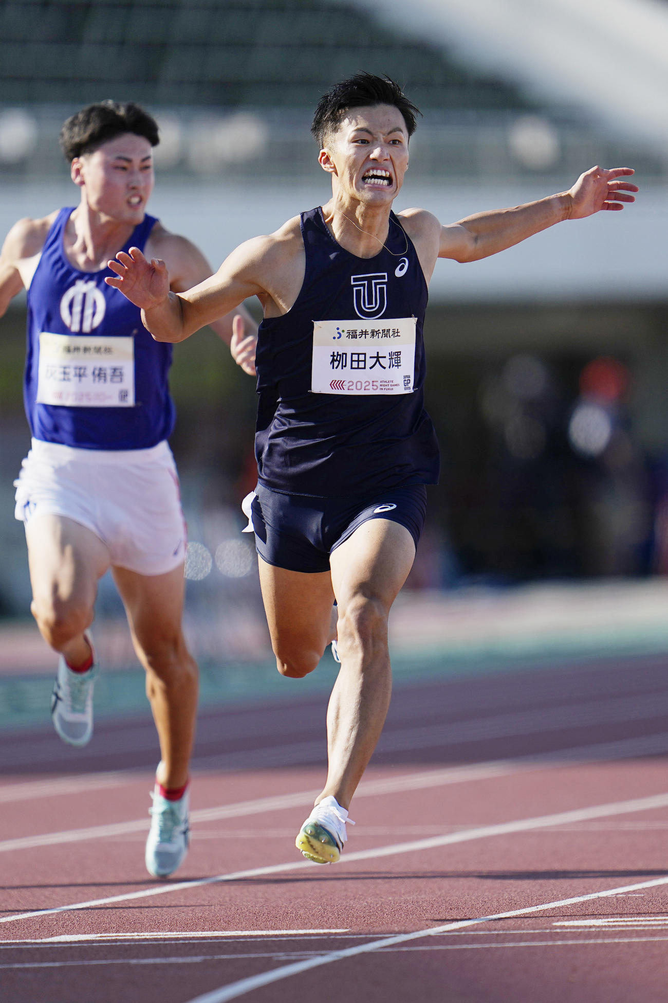 男子100メートル予選　ゴールする柳田大輝（右）（共同）