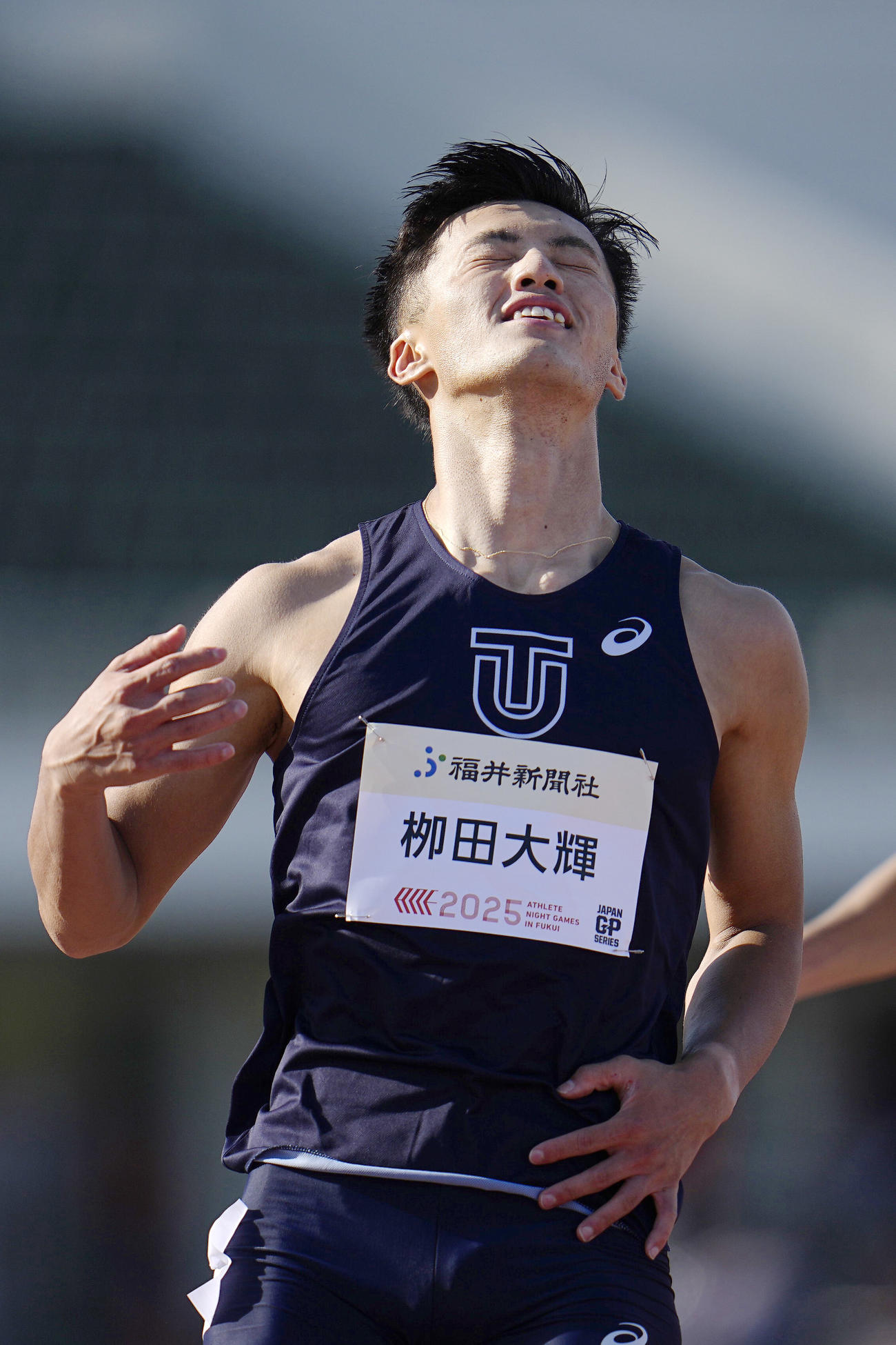 男子100メートル予選　9秒92でゴール後、追い風参考記録となり天を仰ぐ柳田大輝（共同）