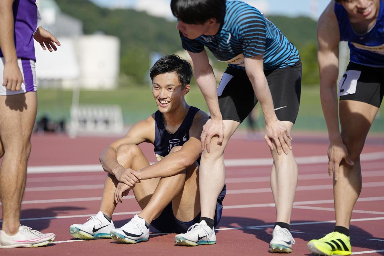 男子100メートル予選　9秒92でゴール後、追い風参考記録となり苦笑いする柳田大輝（共同）