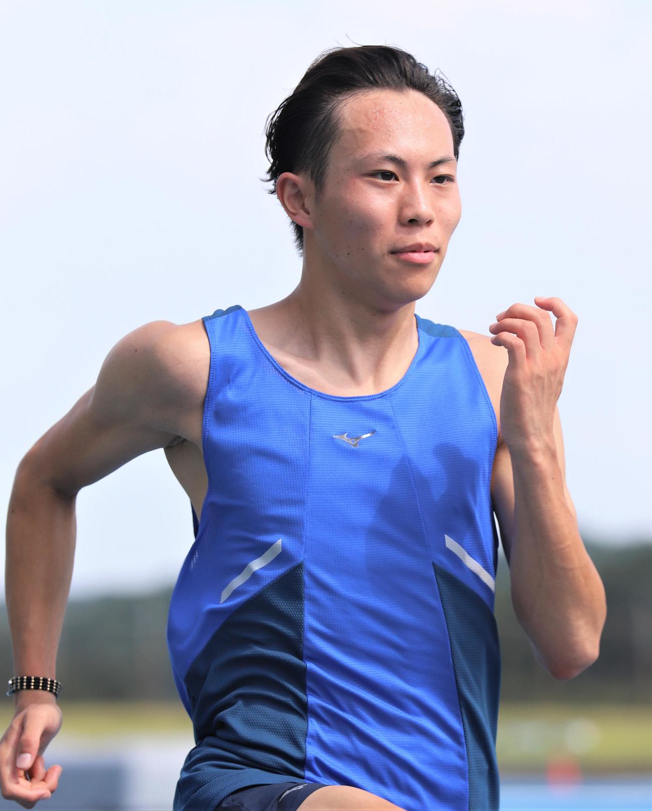 報道陣に練習を公開した陸上男子短距離の清水（撮影・藤塚大輔）