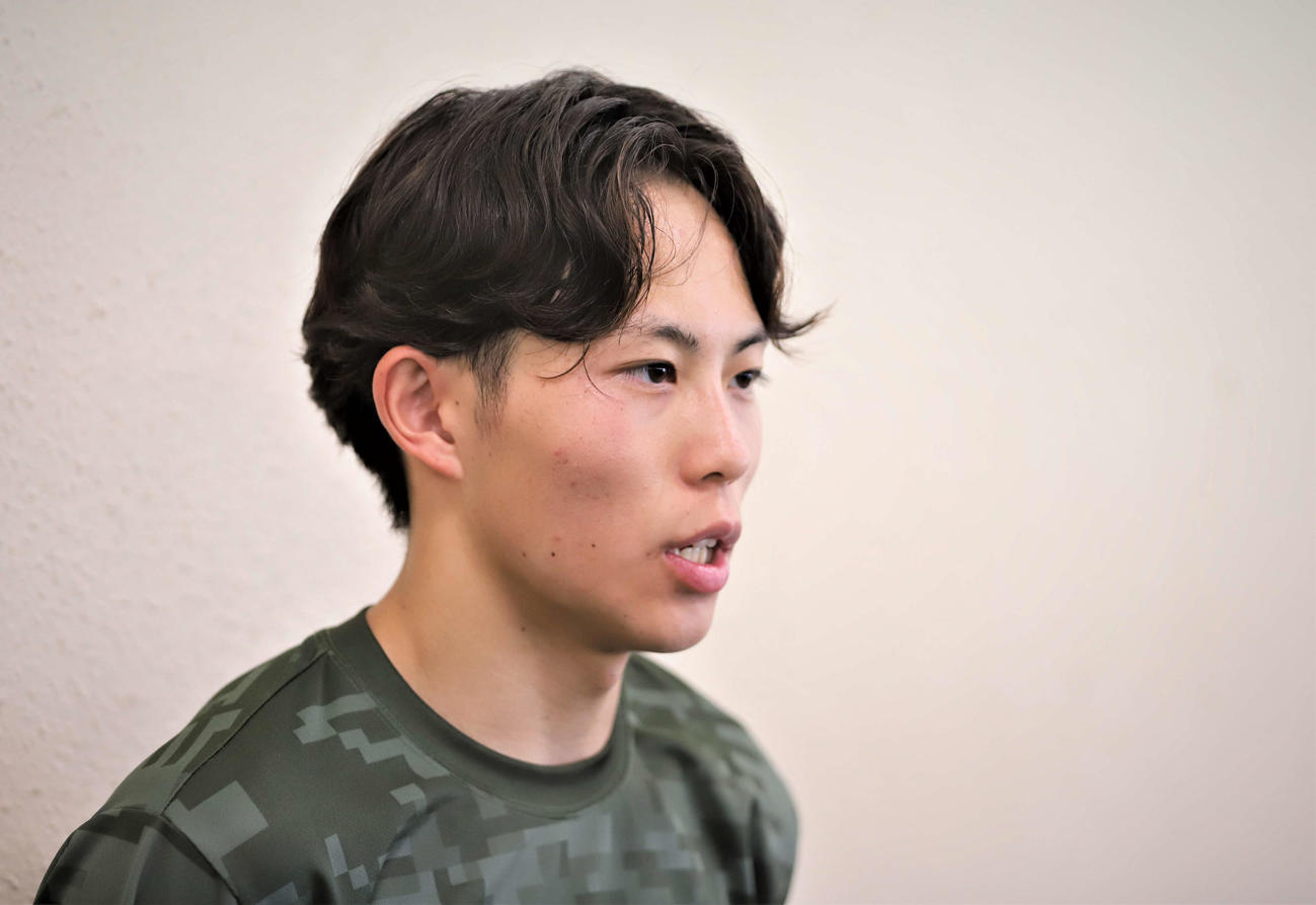真剣な表情で取材に応じる陸上男子短距離の清水（撮影・藤塚大輔）