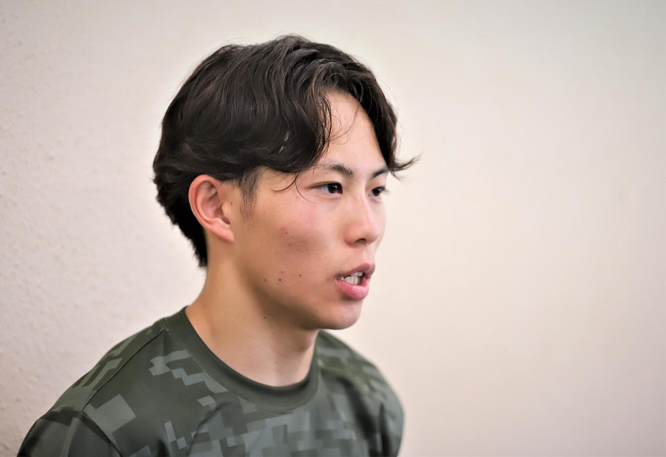 真剣な表情で取材に応じる陸上男子短距離の清水（撮影・藤塚大輔）