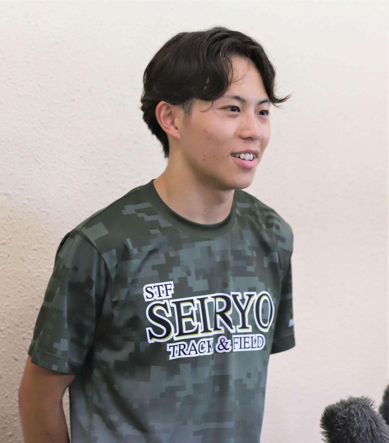 笑顔で取材に応じる陸上男子短距離の清水（撮影・藤塚大輔）