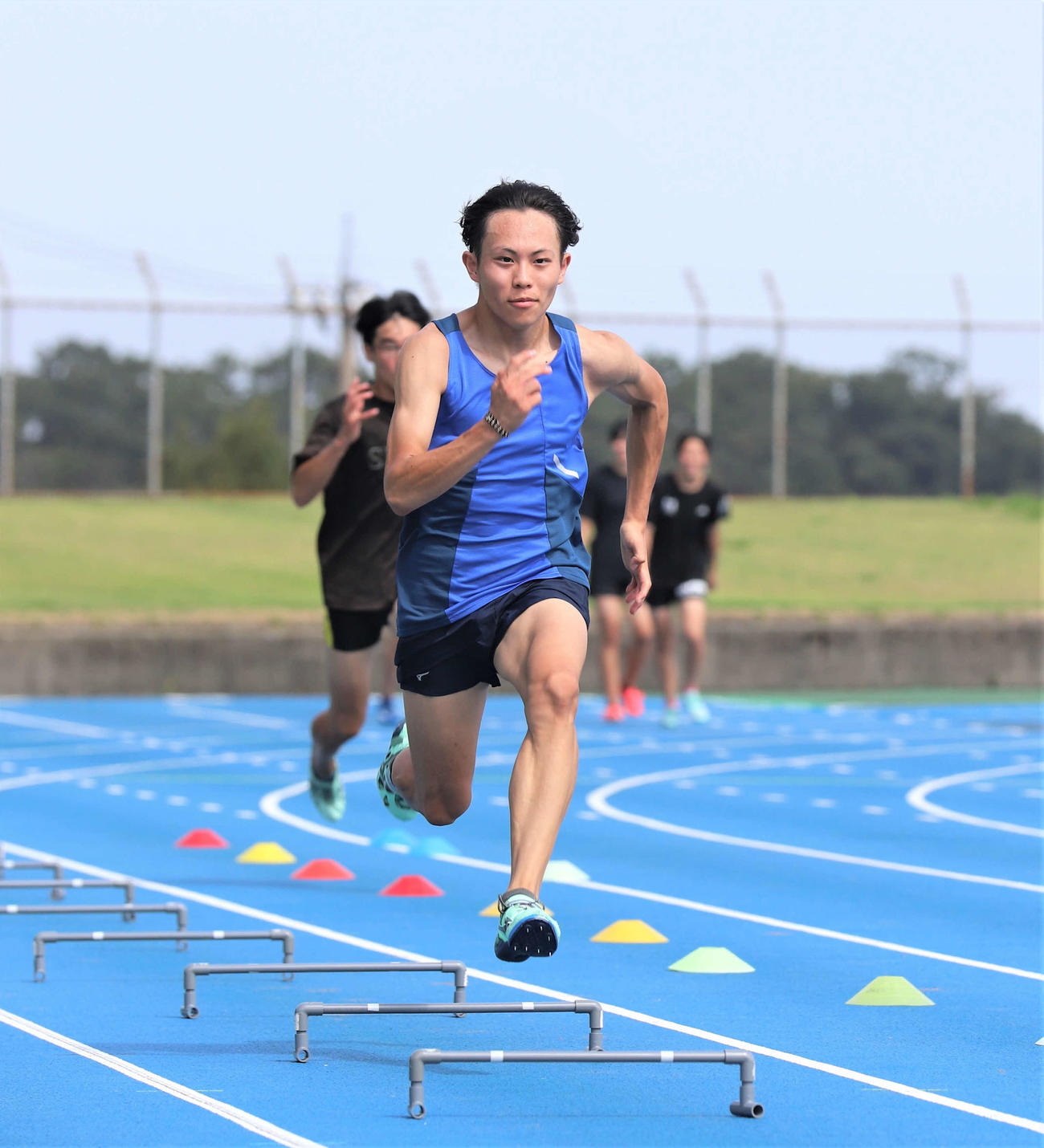 報道陣に練習を公開した陸上男子短距離の清水（撮影・藤塚大輔）