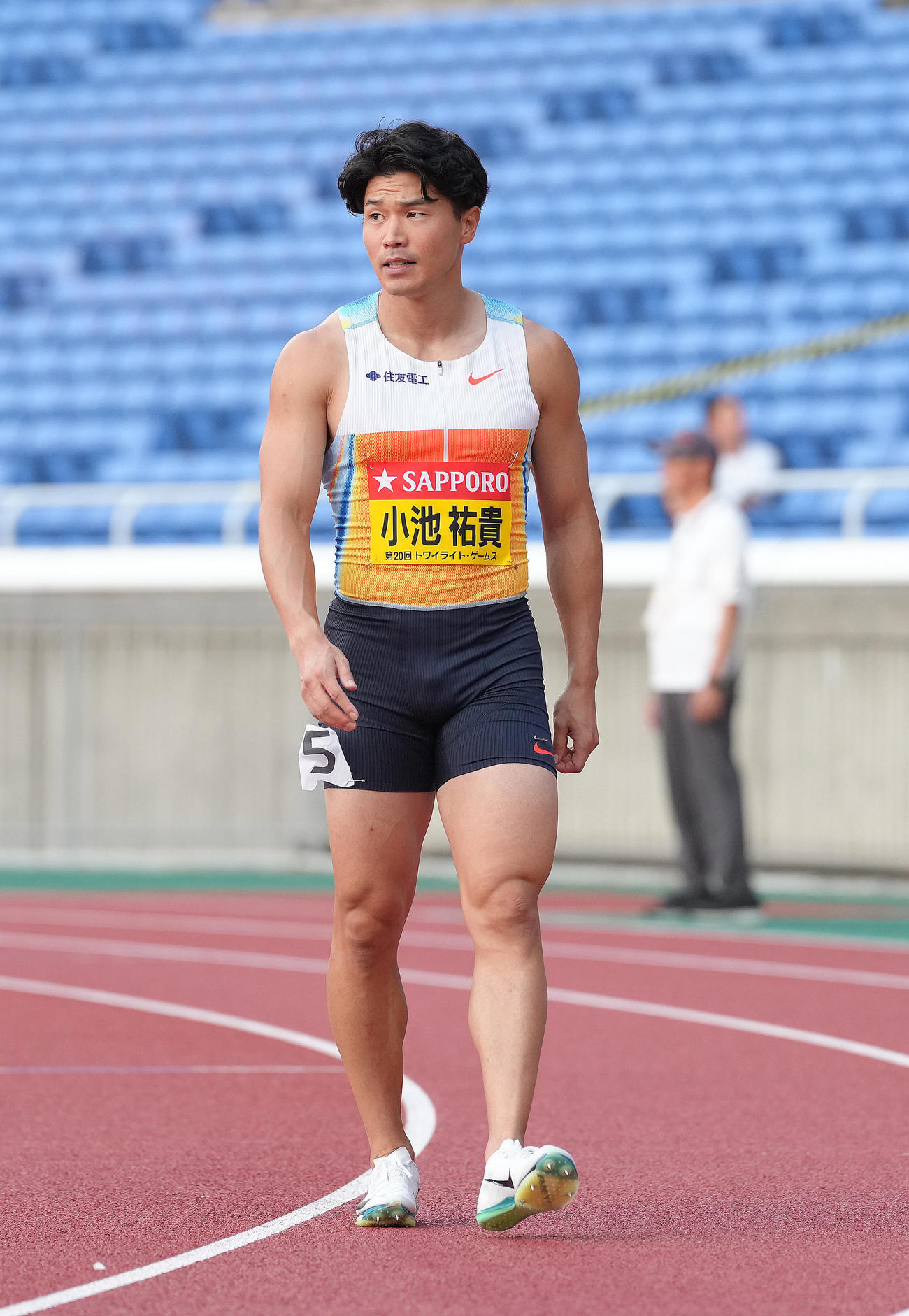 男子100メートルタイムレースで優勝するも厳しい表情で引き揚げる小池（撮影・足立雅史）