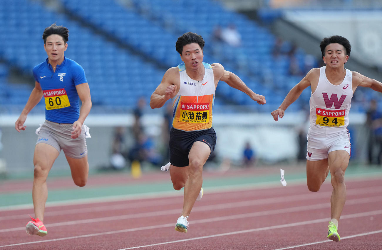 男子100メートルタイムレースで優勝した小池（中央）（撮影・足立雅史）