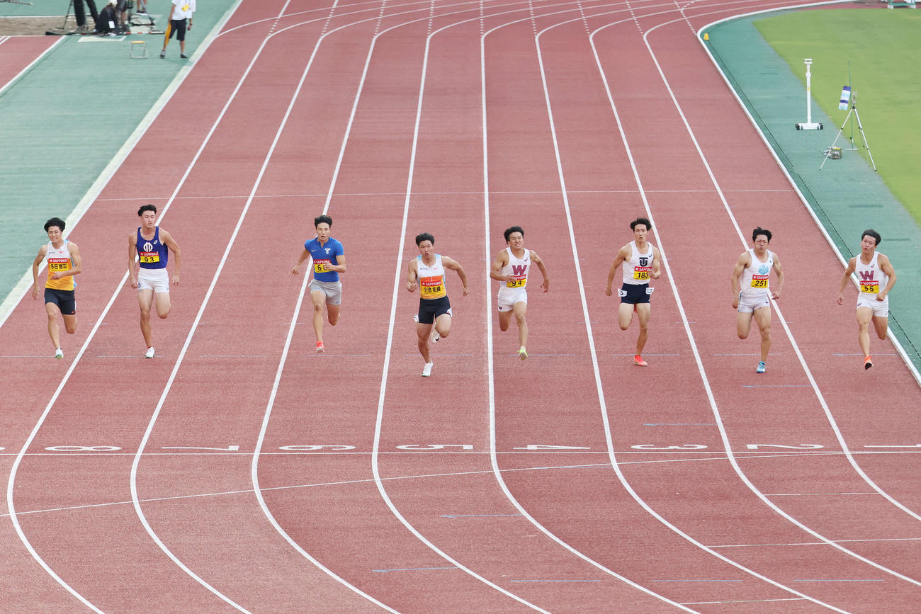 男子100メートルタイムレース決勝2組　力走する左から多田、灰玉平、愛宕、小池、井上、大石、木梨、関口（撮影・宮地輝）