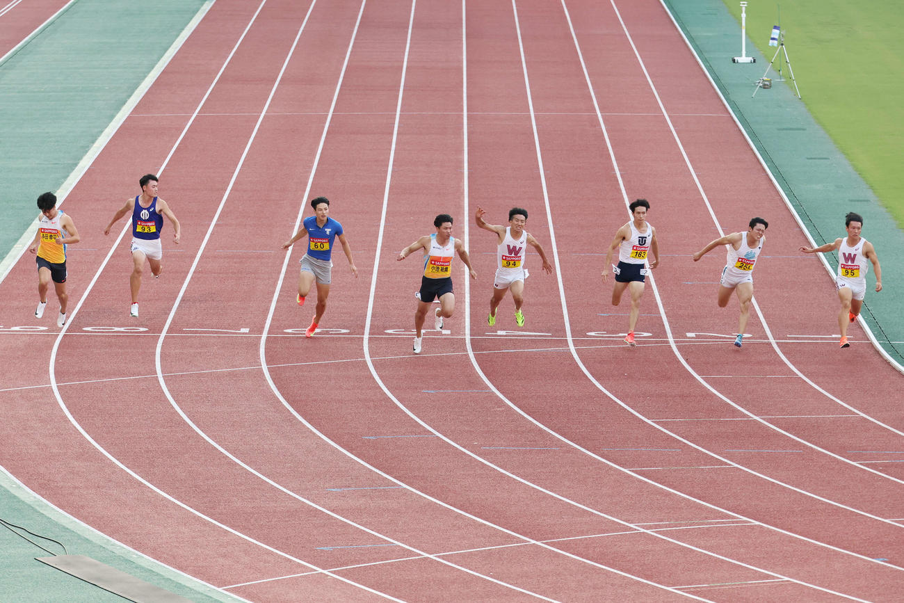 男子100メートルタイムレース決勝2組　優勝する小池（左から4人目）（撮影・宮地輝）
