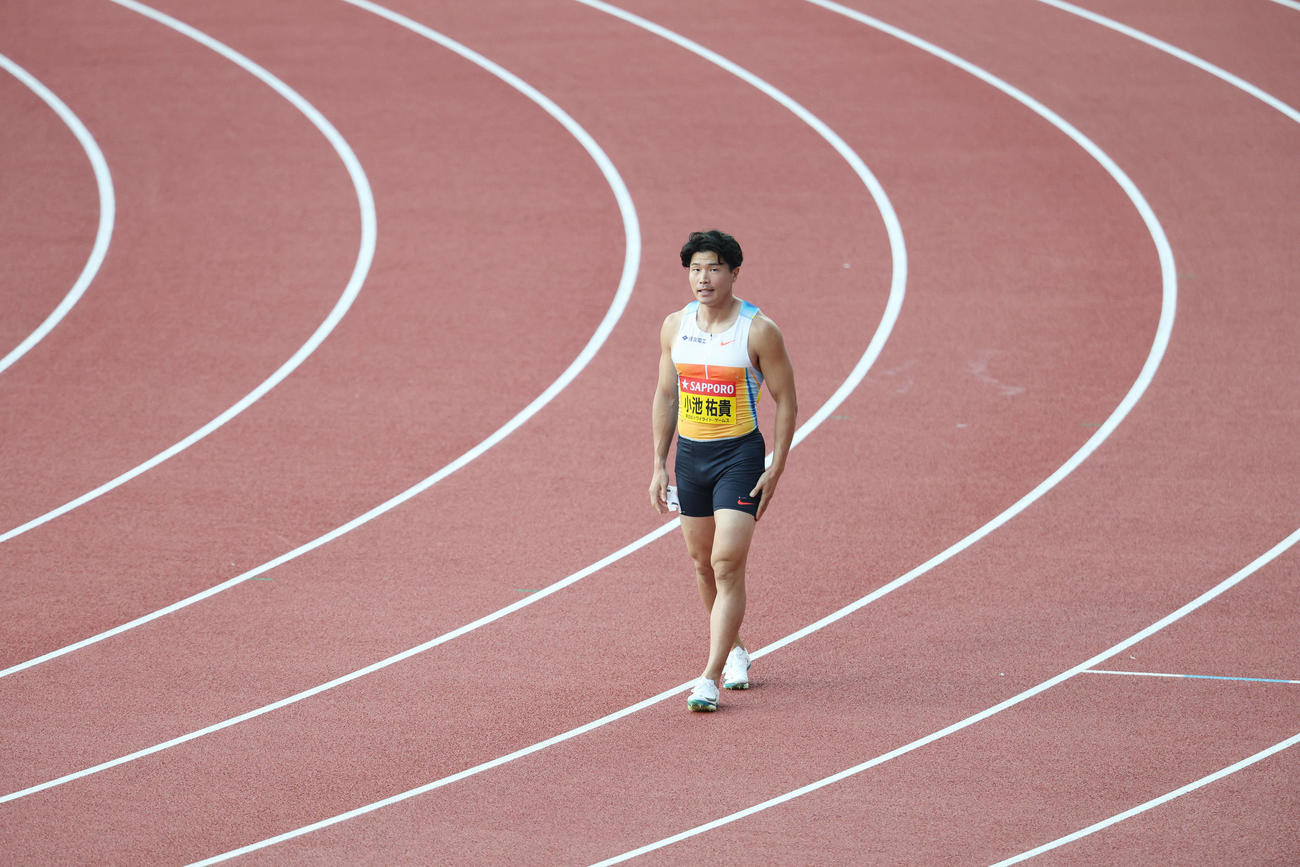男子100メートル決勝で優勝するも厳しい表情の小池（撮影・宮地輝）