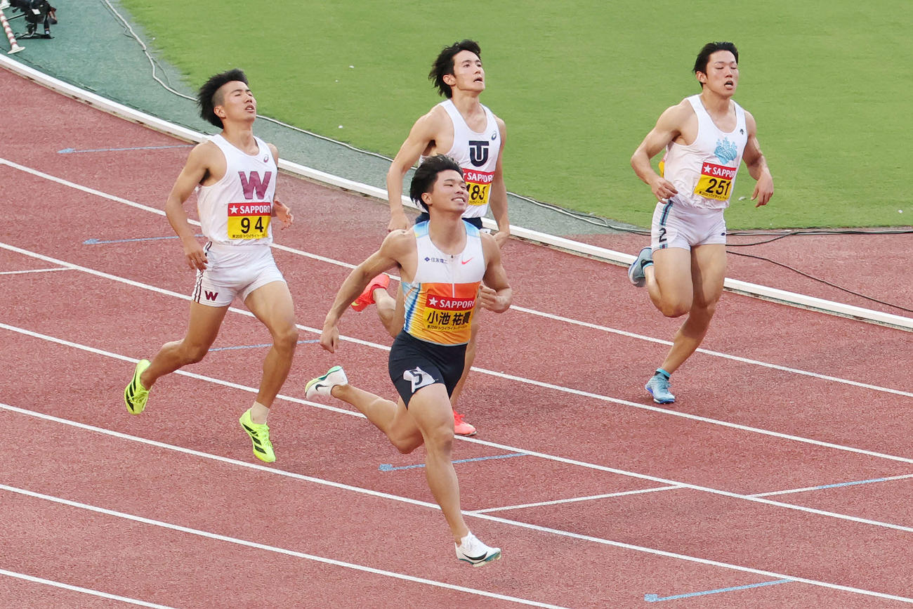 男子100メートル決勝で優勝した小池（手前）（撮影・宮地輝）