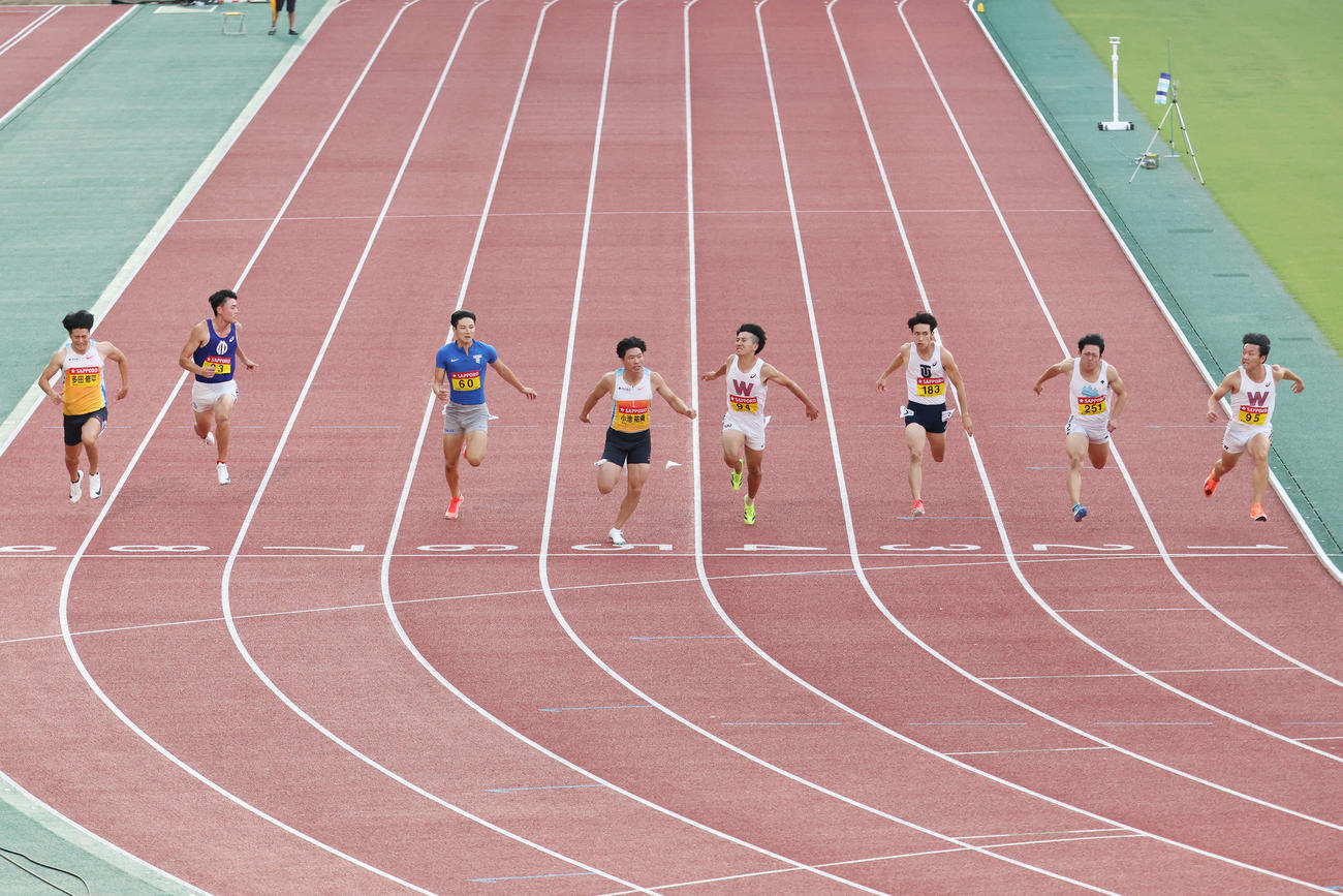 男子100メートルタイムレース決勝2組　優勝する小池（左から4人目）（撮影・宮地輝）