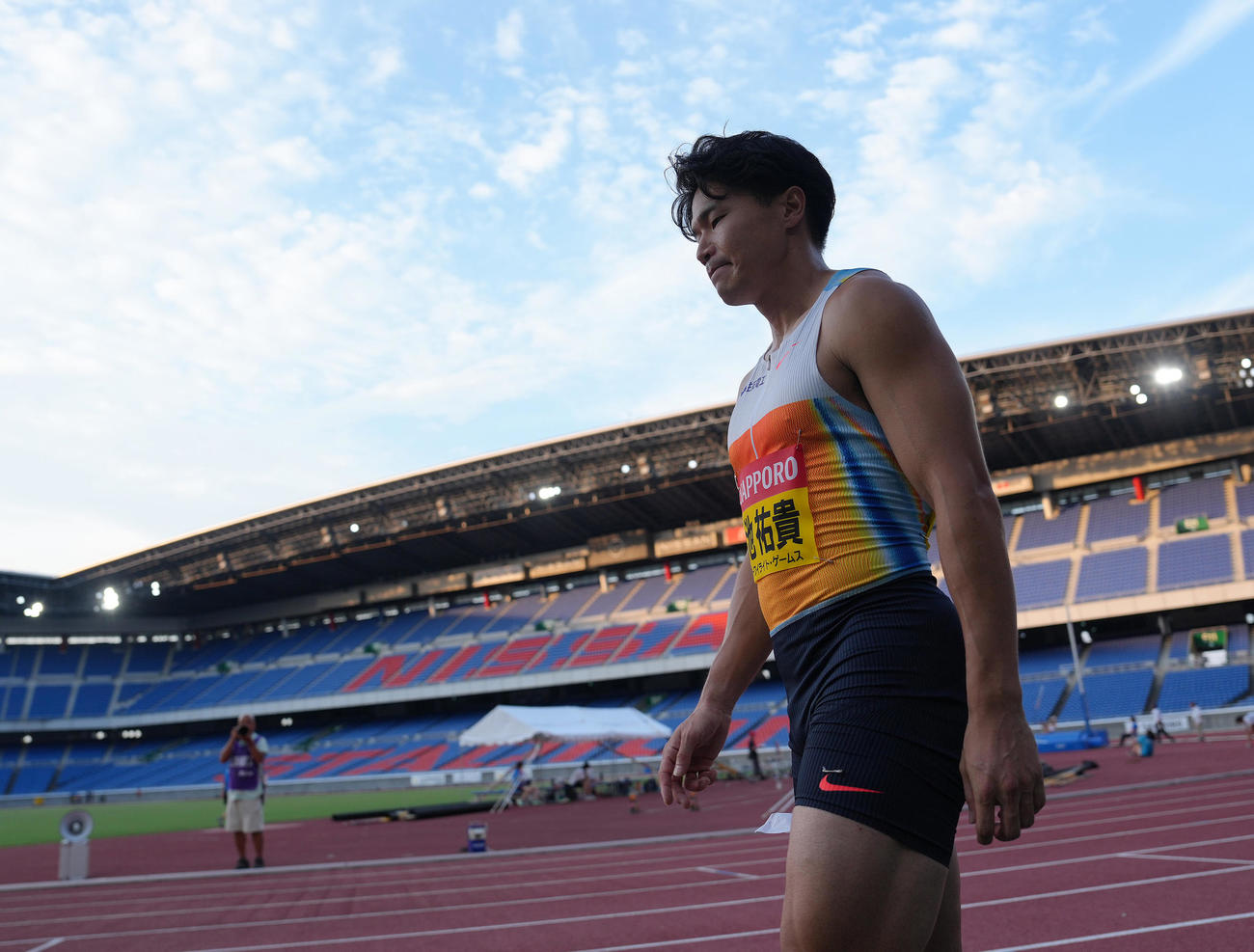 男子100メートルタイムレースで優勝するも厳しい表情で引き揚げる小池（撮影・足立雅史）
