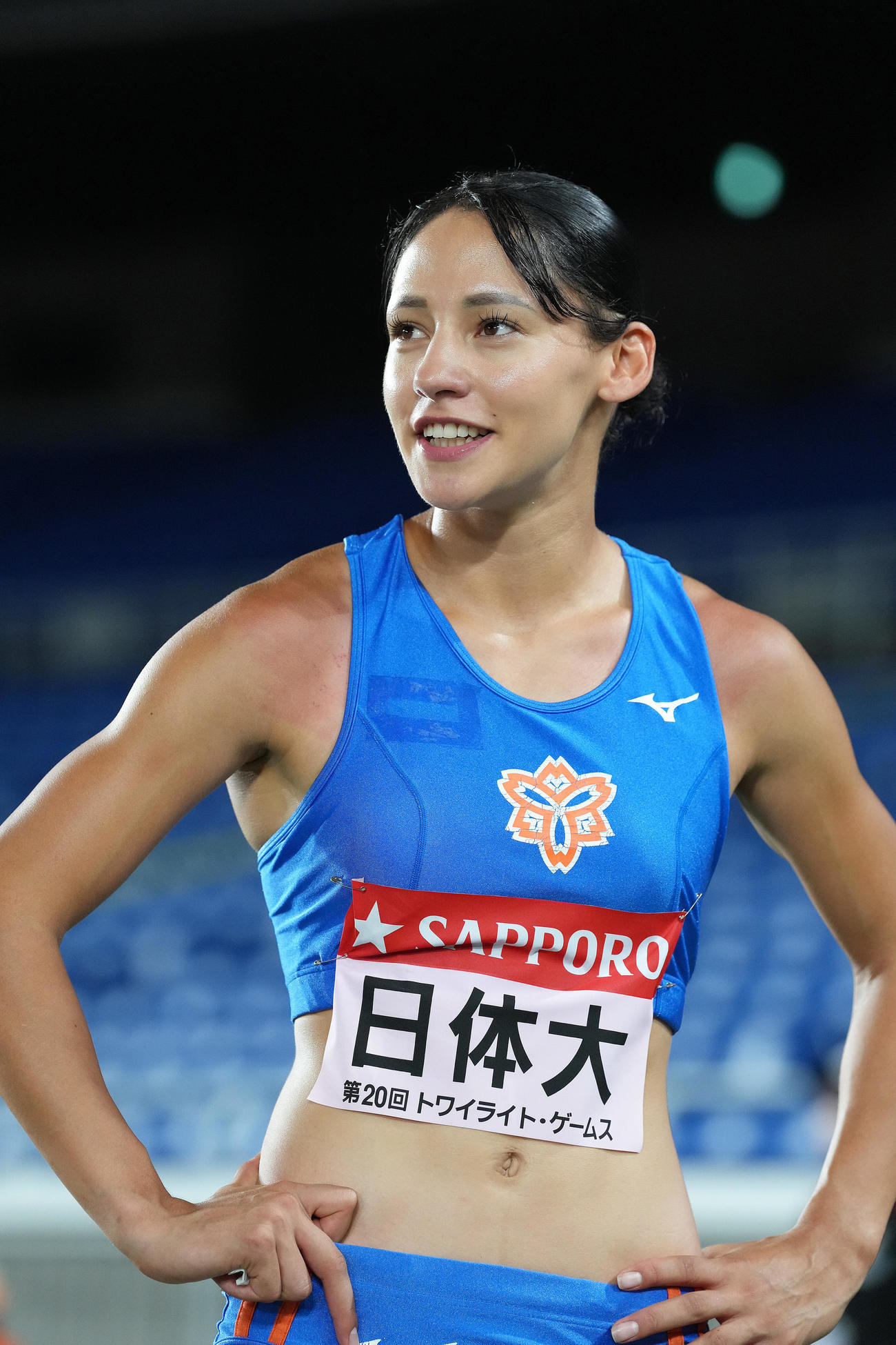 女子400メートルリレーを終え、笑顔を見せる青木（撮影・足立雅史）