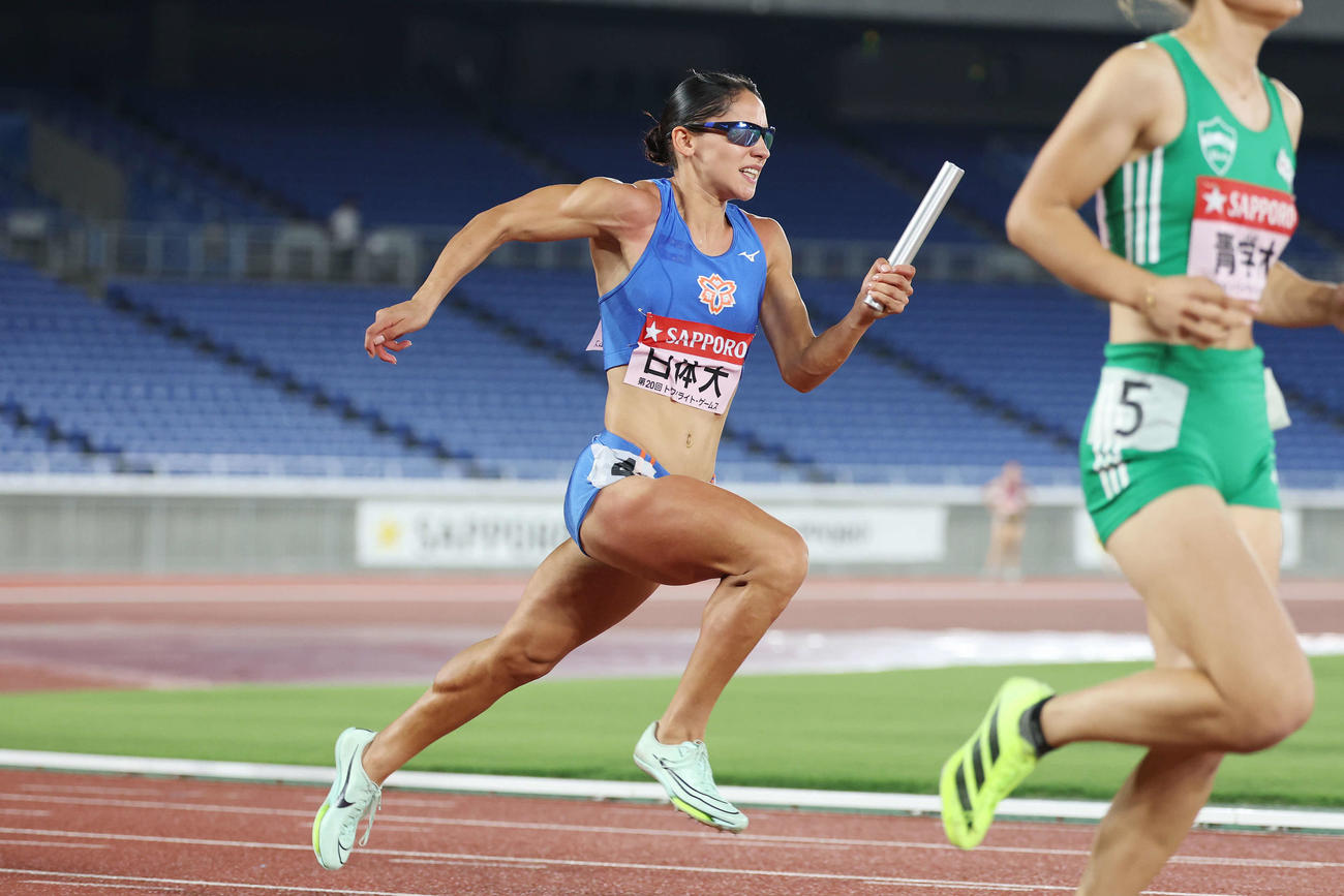 女子4×100メートルリレー決勝　力走する日体大アンカーの青木（撮影・宮地輝）