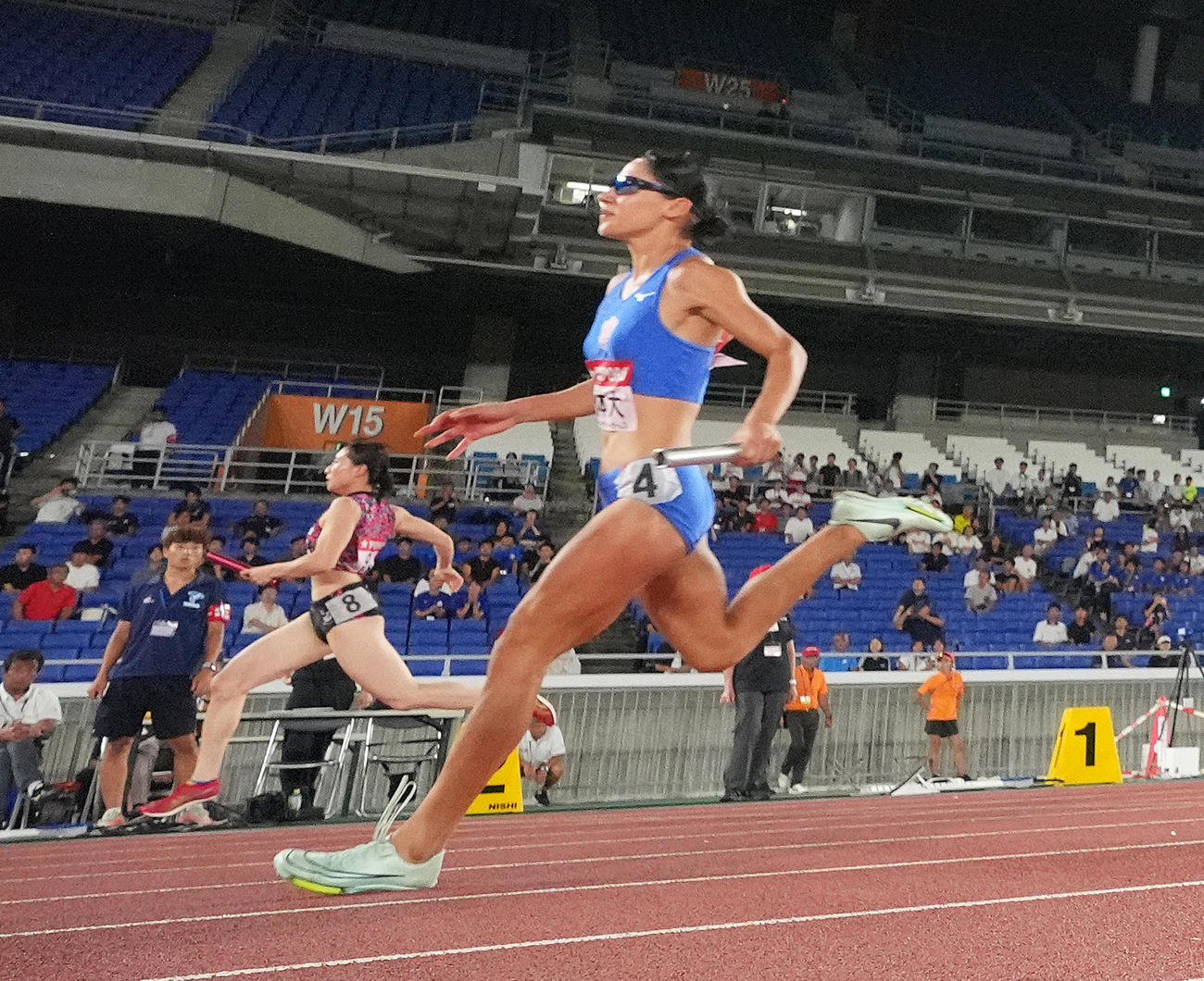 女子400メートルリレーでアンカーを走る青木（撮影・足立雅史）