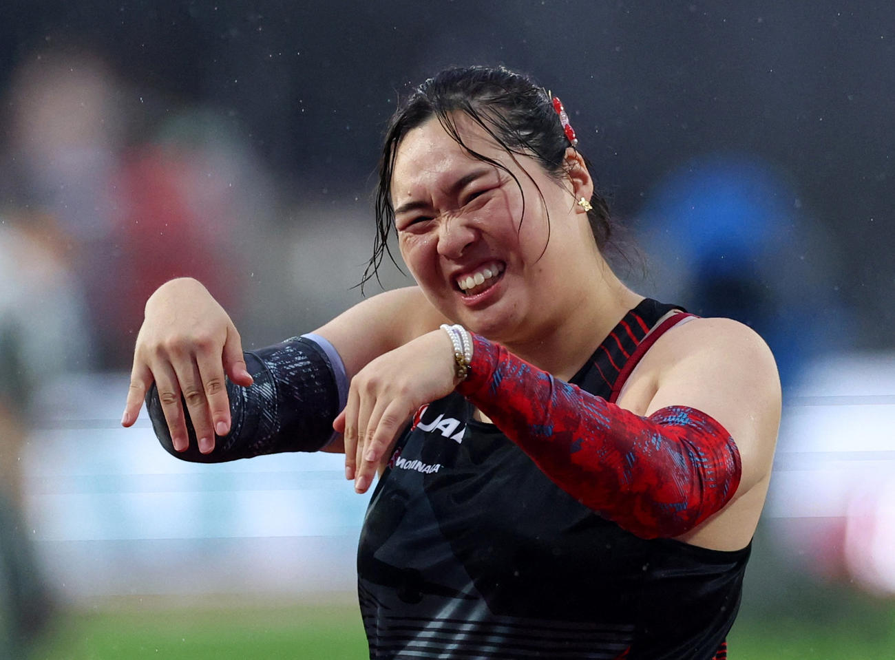 女子やり投げの試合中、顔をしかめる北口榛花。10位に終わった（ロイター＝共同）