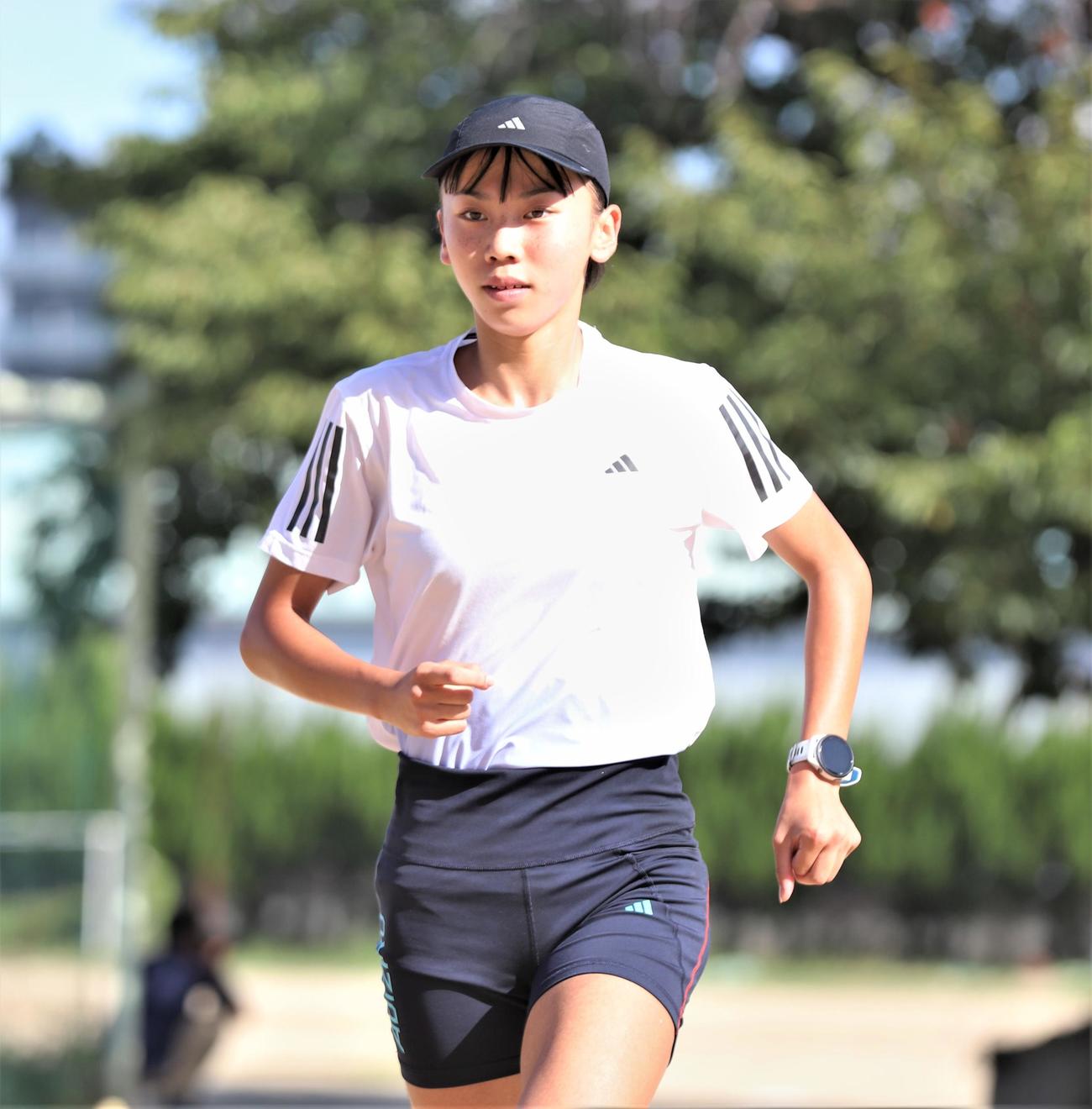 真剣な表情で練習する久保（撮影・藤塚大輔）