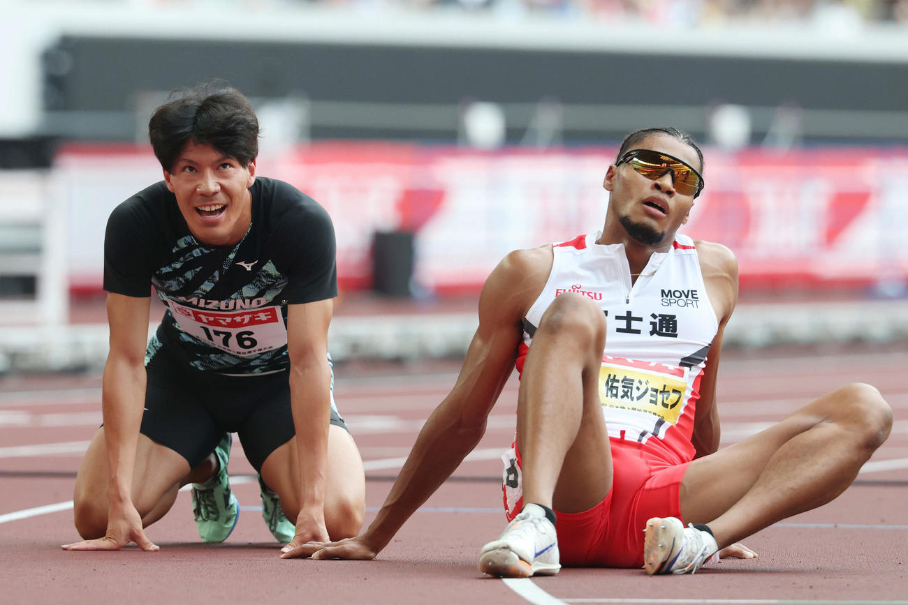 6日、男子400メートル決勝　1着でフィニッシュもレーン侵害で失格となった佐藤（左）
