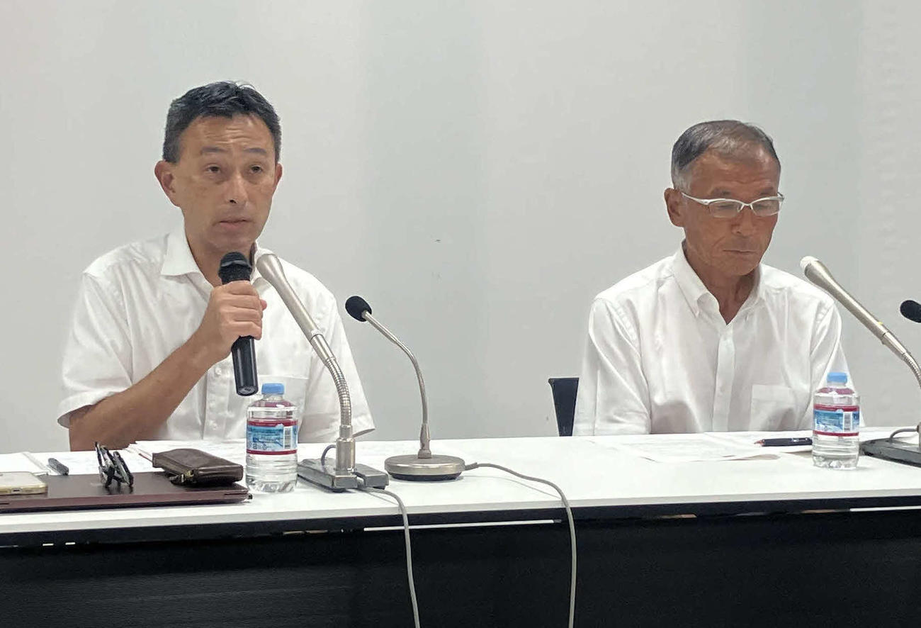 会見で説明する日本陸連事務局長の鈴木英穂氏（左）と同競技運営委員長の鈴木一弘氏（撮影・藤塚大輔）