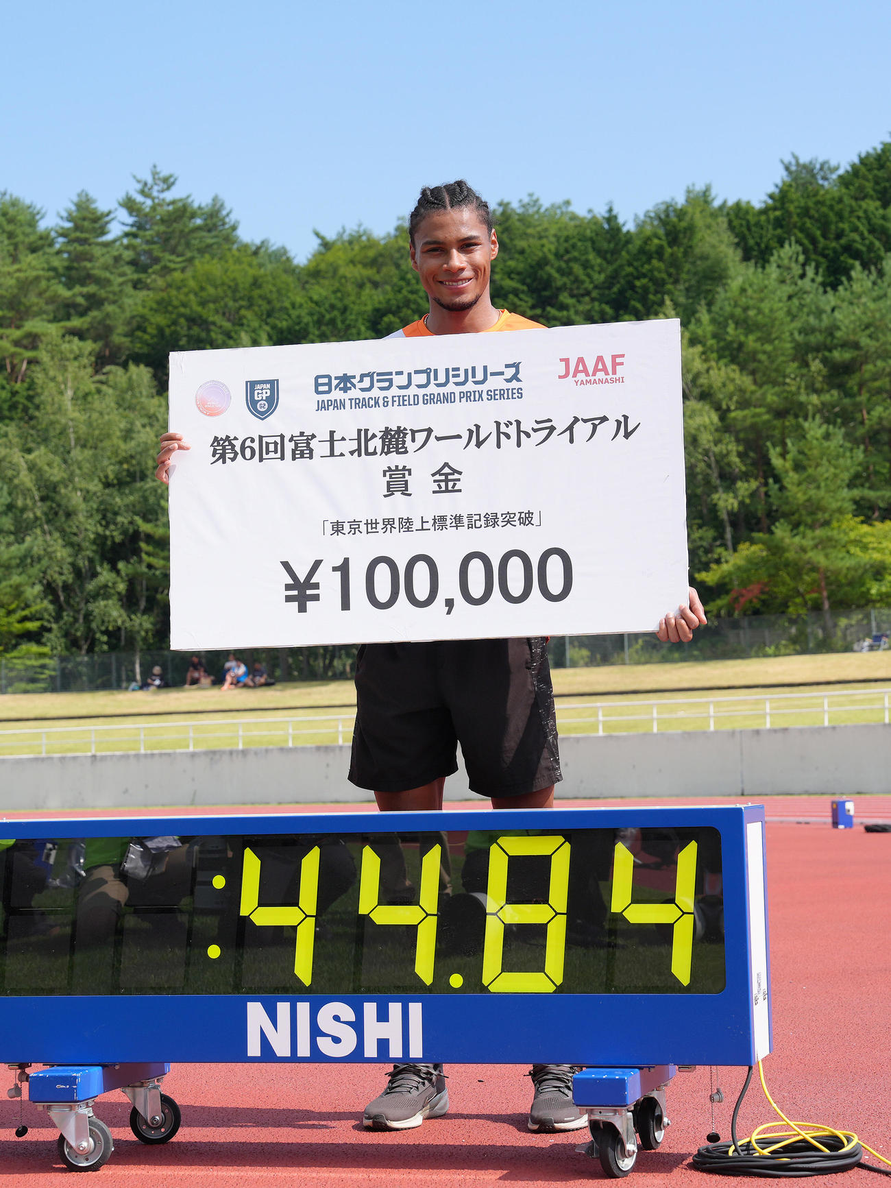 3日、世界選手権標準記録を突破し、記念のボードを手に笑顔を見せる中島佑気ジョセフ