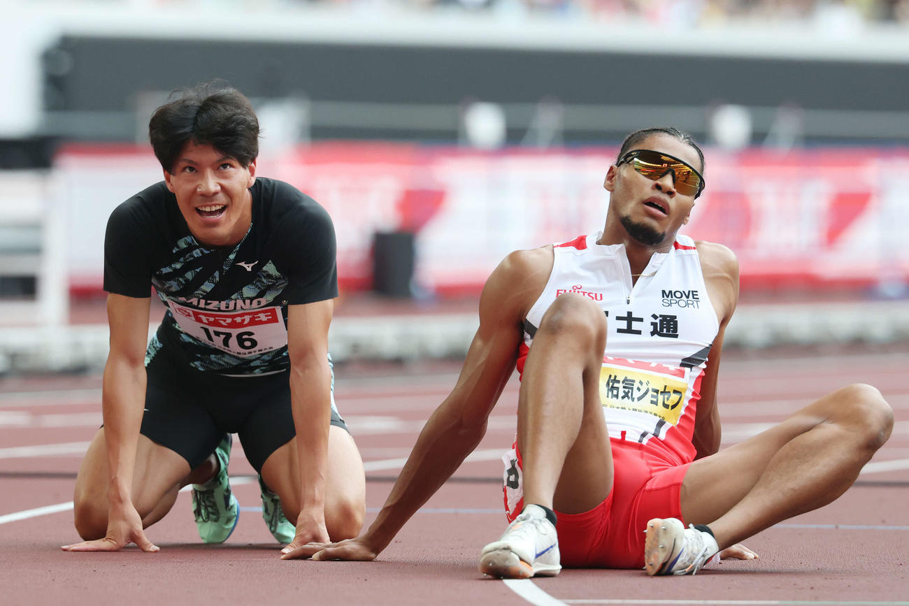 男子400メートル決勝　1着でフィニッシュもレーン侵害で失格となっていた佐藤（左）（2025年7月6日撮影）