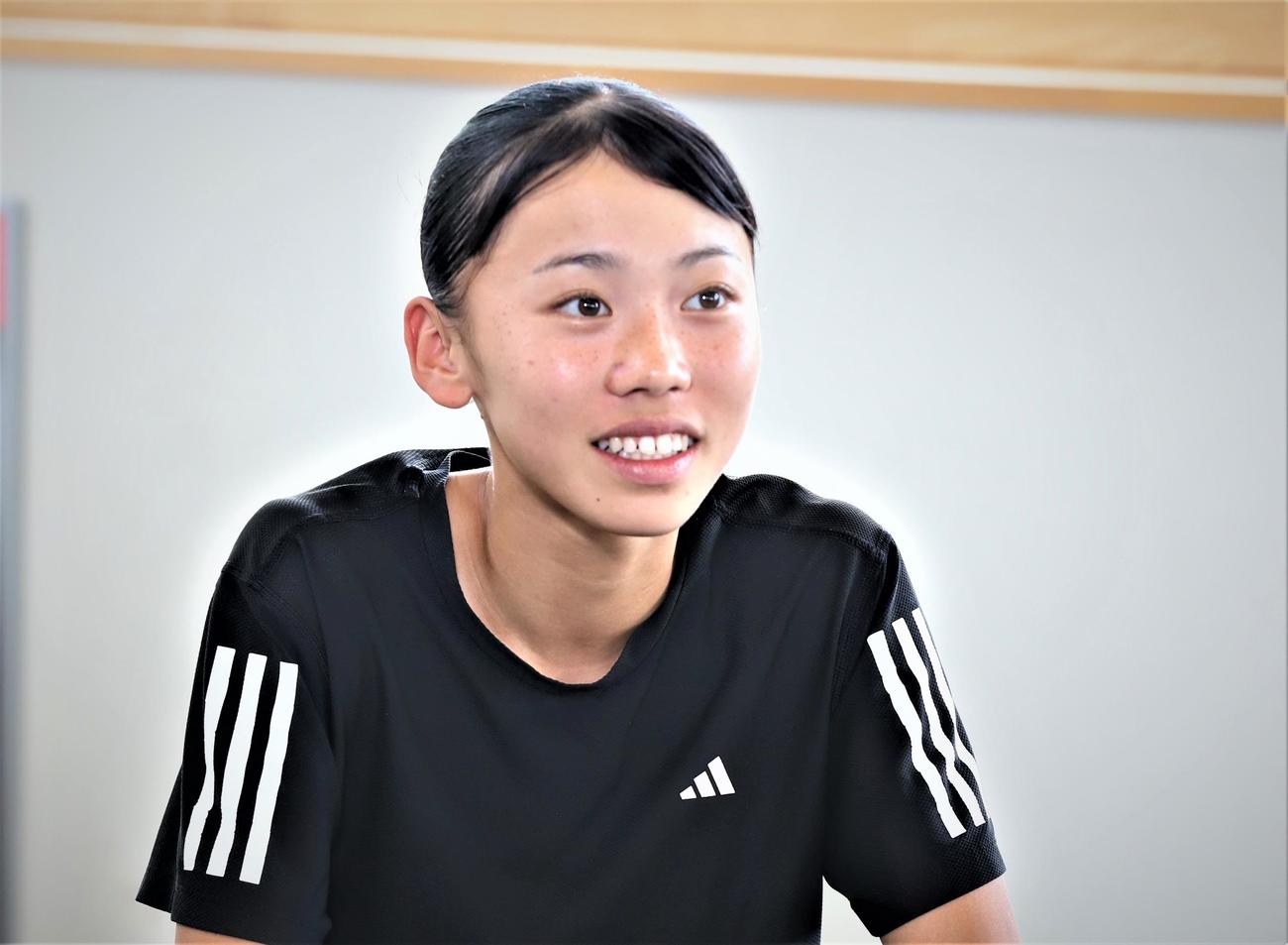 菅平合宿で報道陣の取材に応じる久保（撮影・藤塚大輔）
