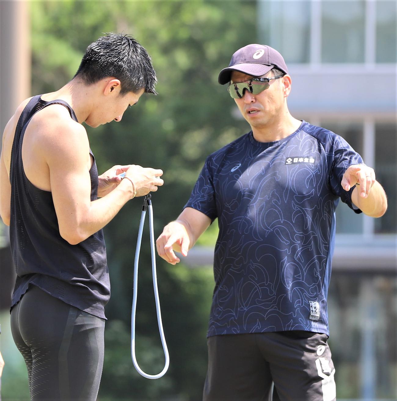 公開練習で桐生（左）に声をかける小島茂之コーチ（撮影・藤塚大輔）