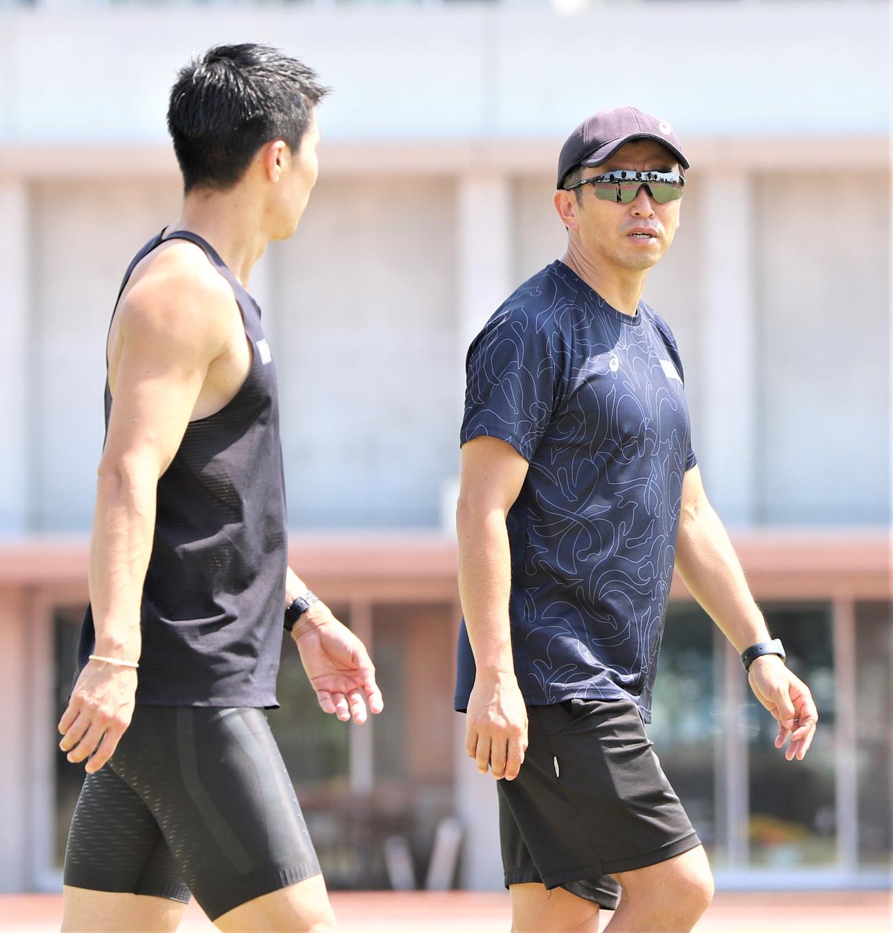 公開練習で桐生（手前）に声をかける小島茂之コーチ（撮影・藤塚大輔）