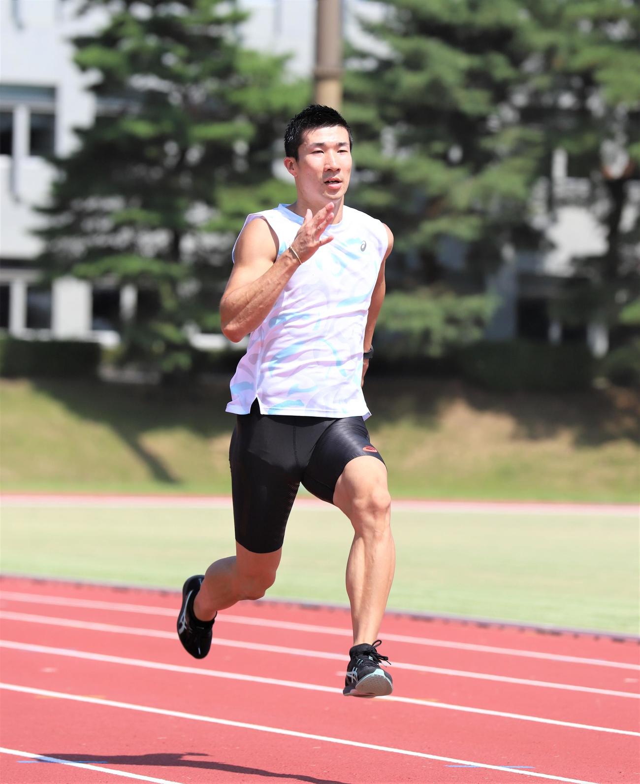 公開練習で力強く走る桐生（撮影・藤塚大輔）