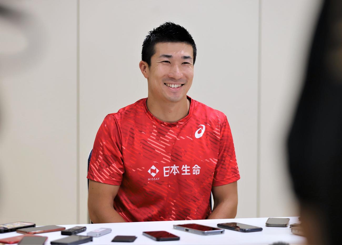 笑顔で取材に応じる桐生（撮影・藤塚大輔）