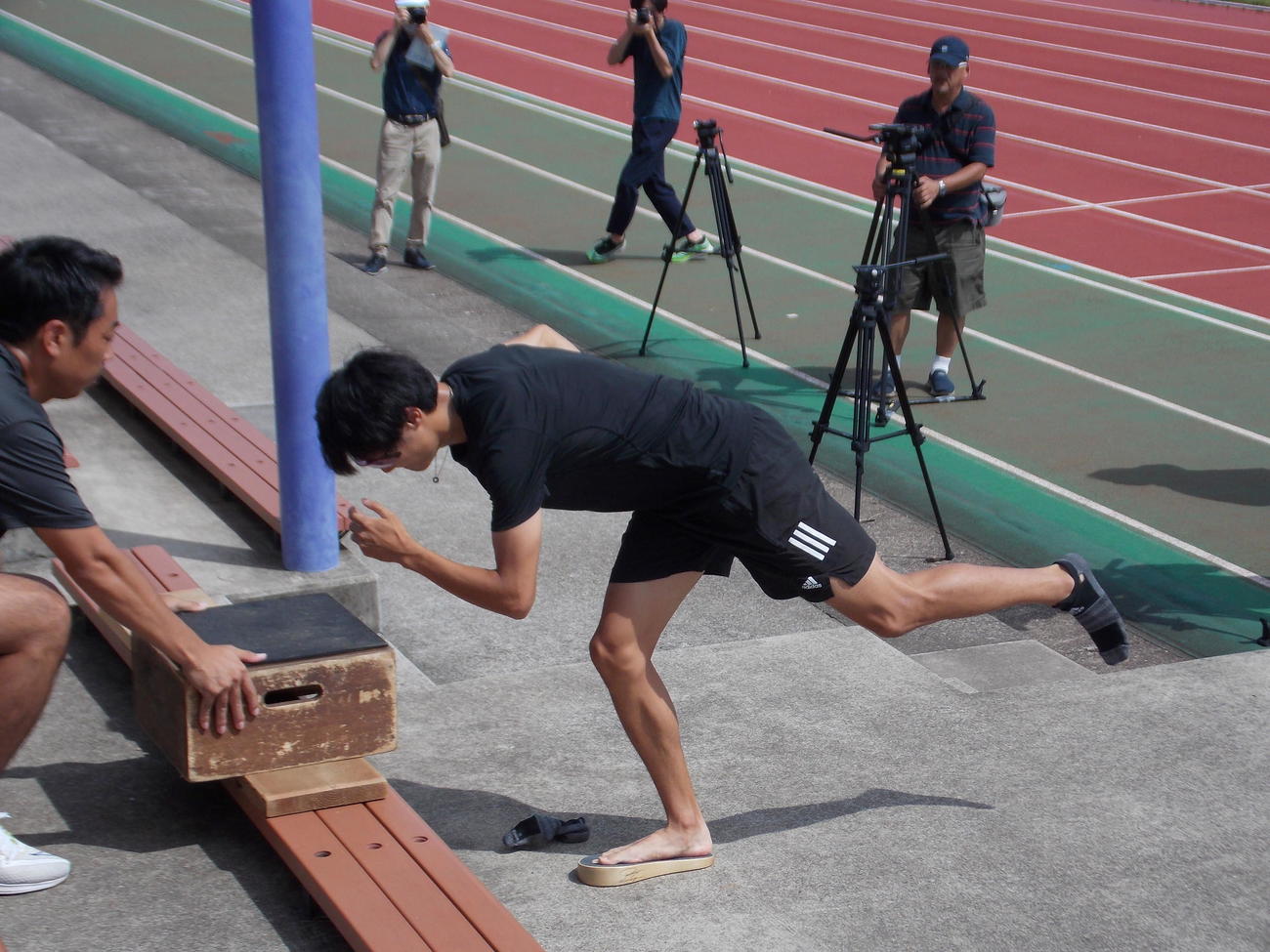 筑波大で開いた公開練習でフォームを確認する鵜沢飛羽（撮影・松本航）