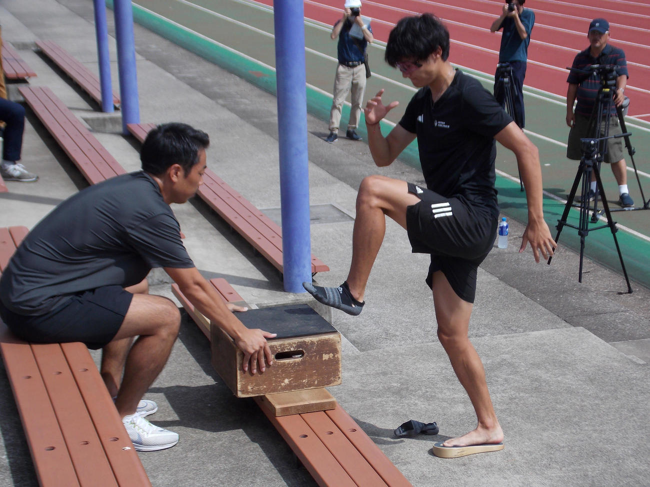 筑波大で開いた公開練習でフォームを確認する鵜沢（撮影・松本航）