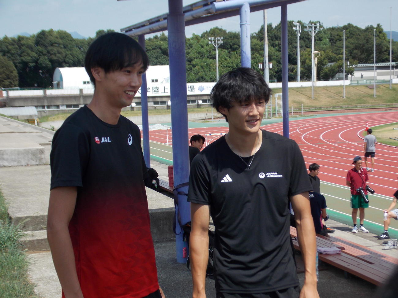 筑波大で開いた公開練習で戸辺直人（左）と笑顔を見せる鵜沢飛羽（撮影・松本航）