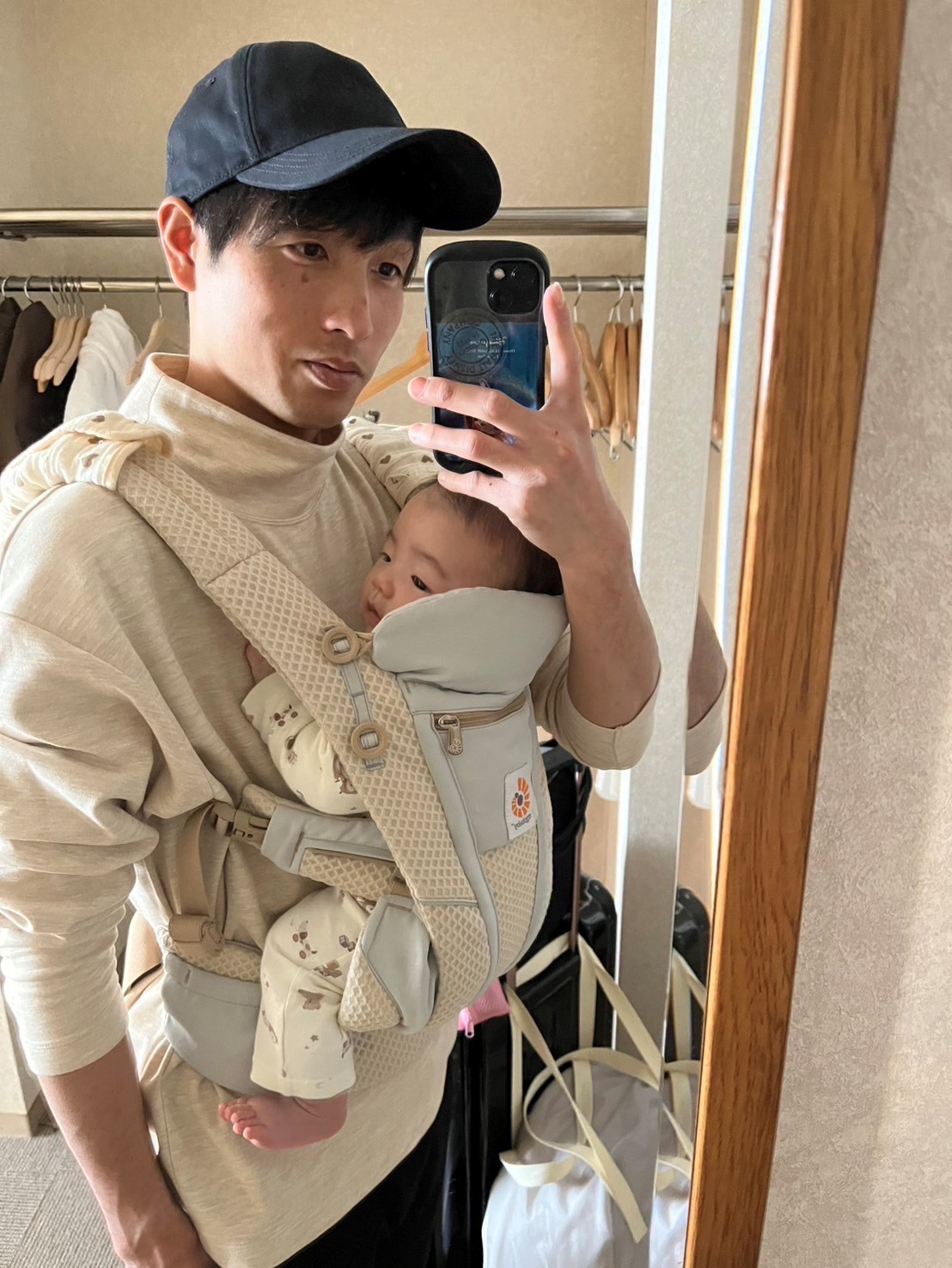 長男を抱っこする西山雄介（本人提供）
