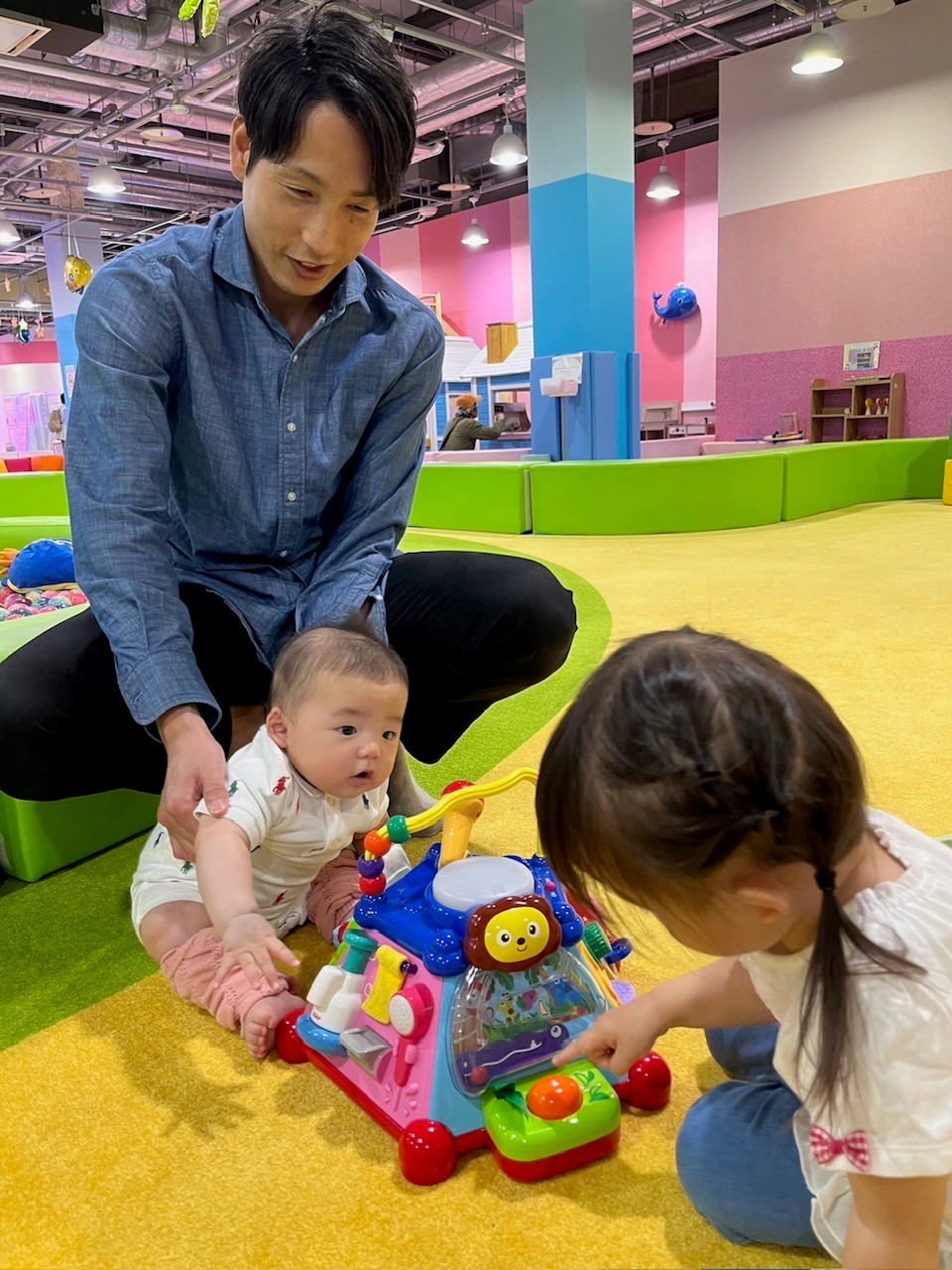 育児休暇期間中に2人の子どもたちと遊ぶ西山雄介（本人提供）
