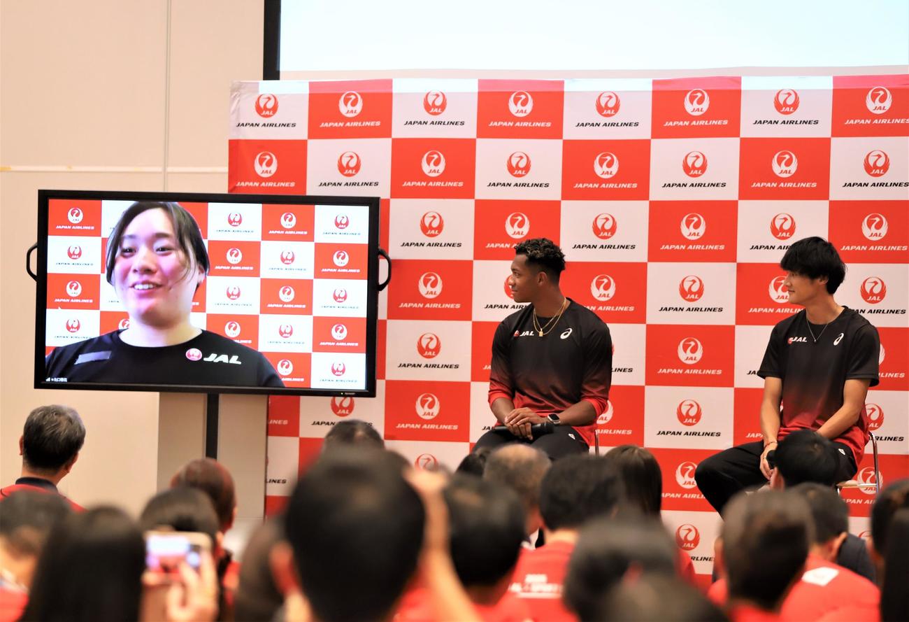所属先の壮行会にオンラインで出席した北口（左）。都内の会場で見守る村竹（中央）と鵜沢（撮影・藤塚大輔）