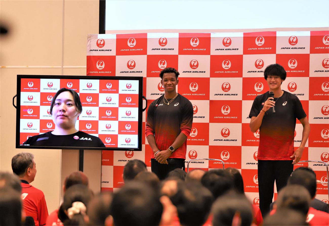 所属先の壮行会にオンラインで出席した北口（左）。都内の会場で出席した村竹（中央）、鵜沢（撮影・藤塚大輔）