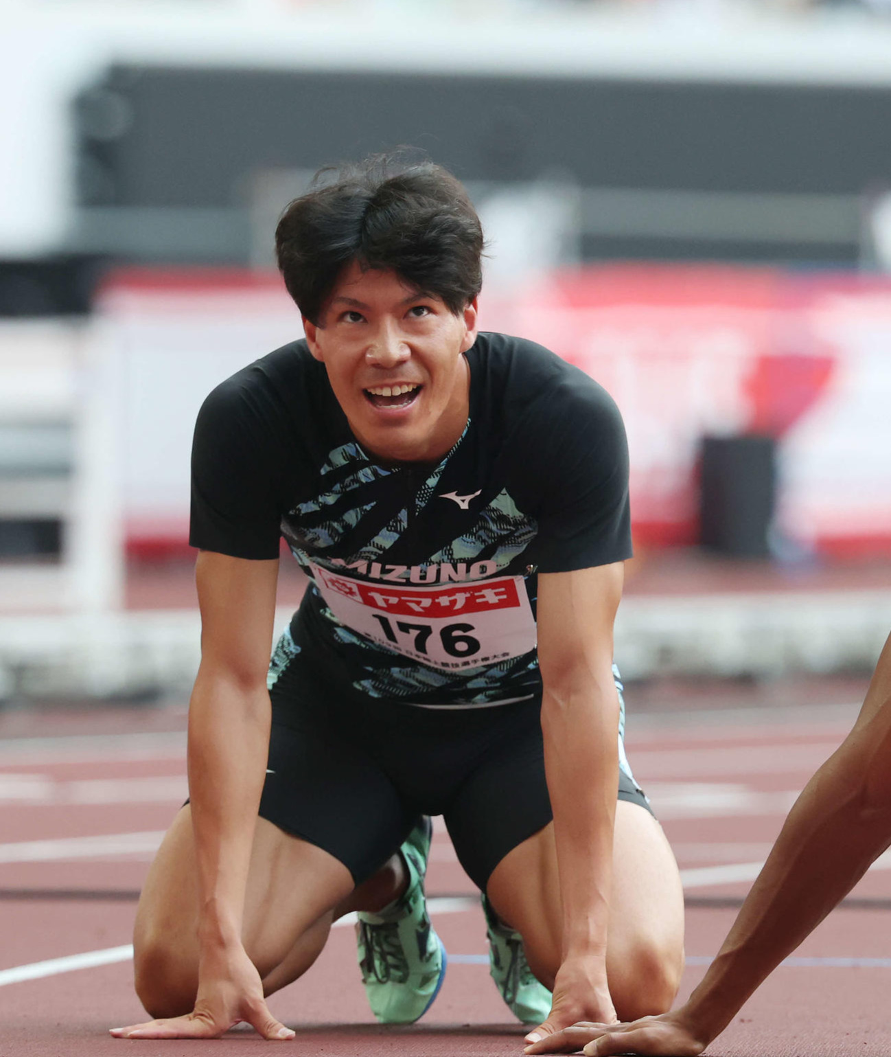 男子400メートル決勝　1着でフィニッシュもレーン侵害で失格となった佐藤＝25年7月6日