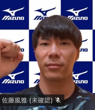 オンライン会見でポーズをとる佐藤（画像はスクリーンショット）
