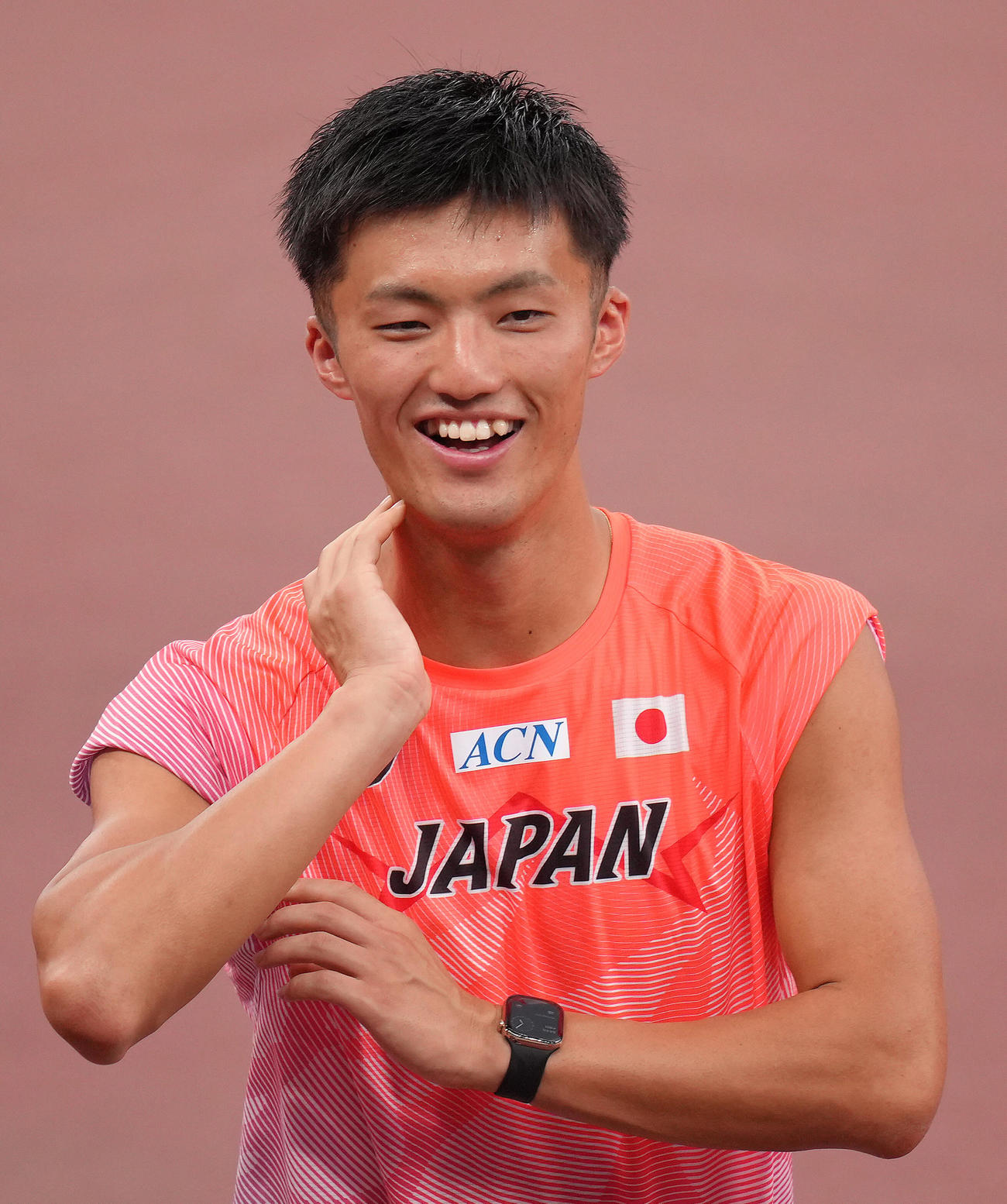 公開練習に登場し、笑顔を見せる柳田（撮影・足立雅史）