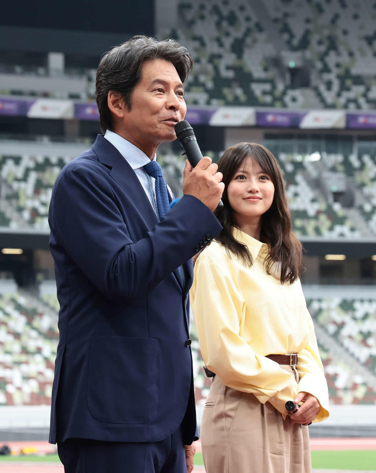 選手たちを激励する織田裕二（左）と今田美桜（代表撮影）