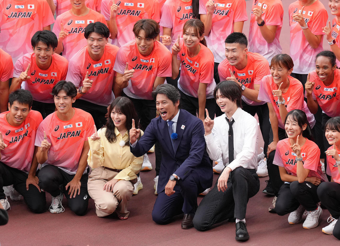 激励に訪れた、前列中央左から今田美桜、織田裕二、＆TEAMのKと笑顔で記念撮影する日本代表選手団（撮影・足立雅史）