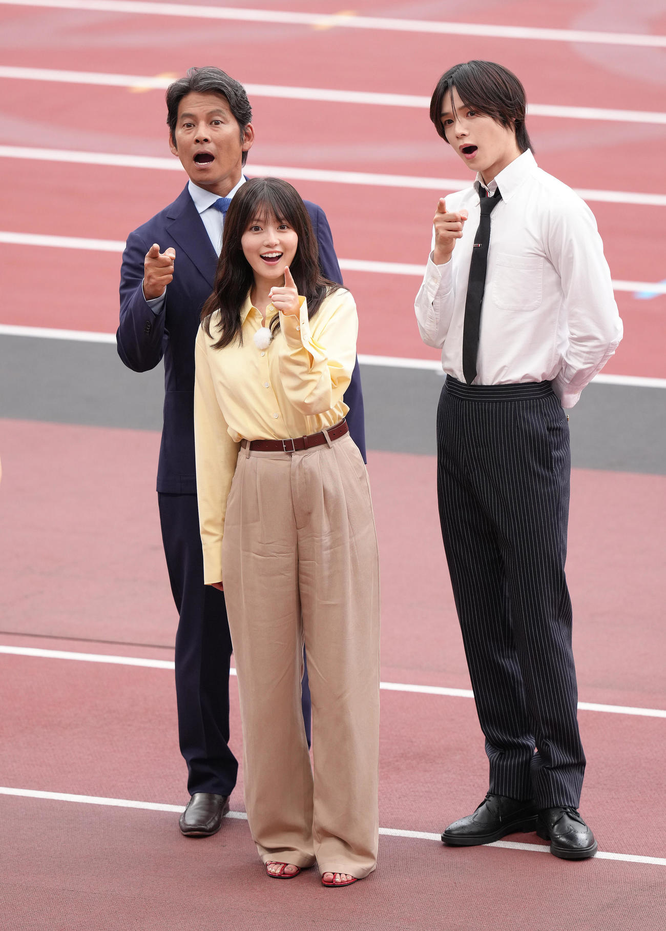 撮影で驚きの表情を見せる、左から織田裕二、今田美桜、＆TEAMのK（撮影・足立雅史）