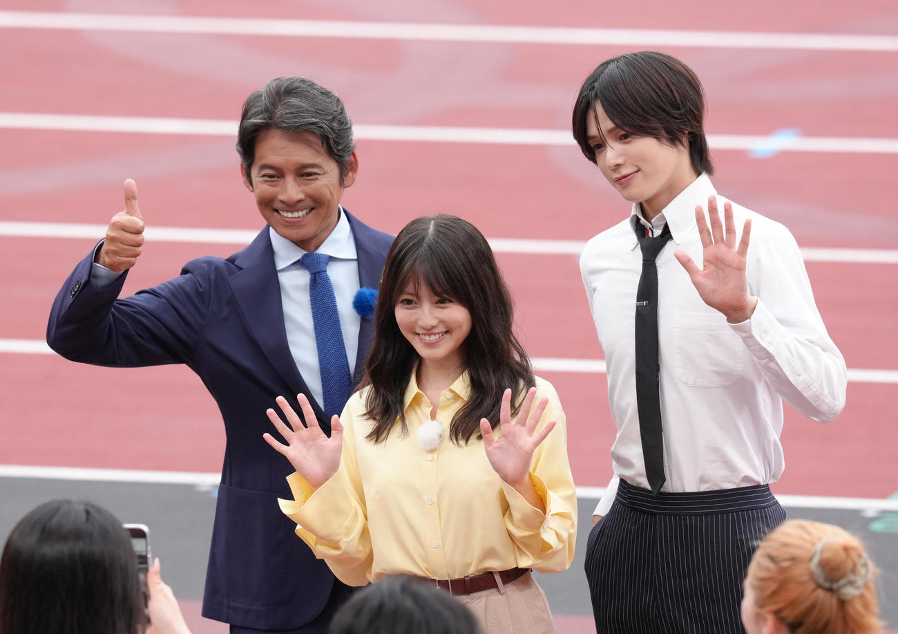 撮影で笑顔を見せる、左から織田裕二、今田美桜、＆TEAMのK（撮影・足立雅史）