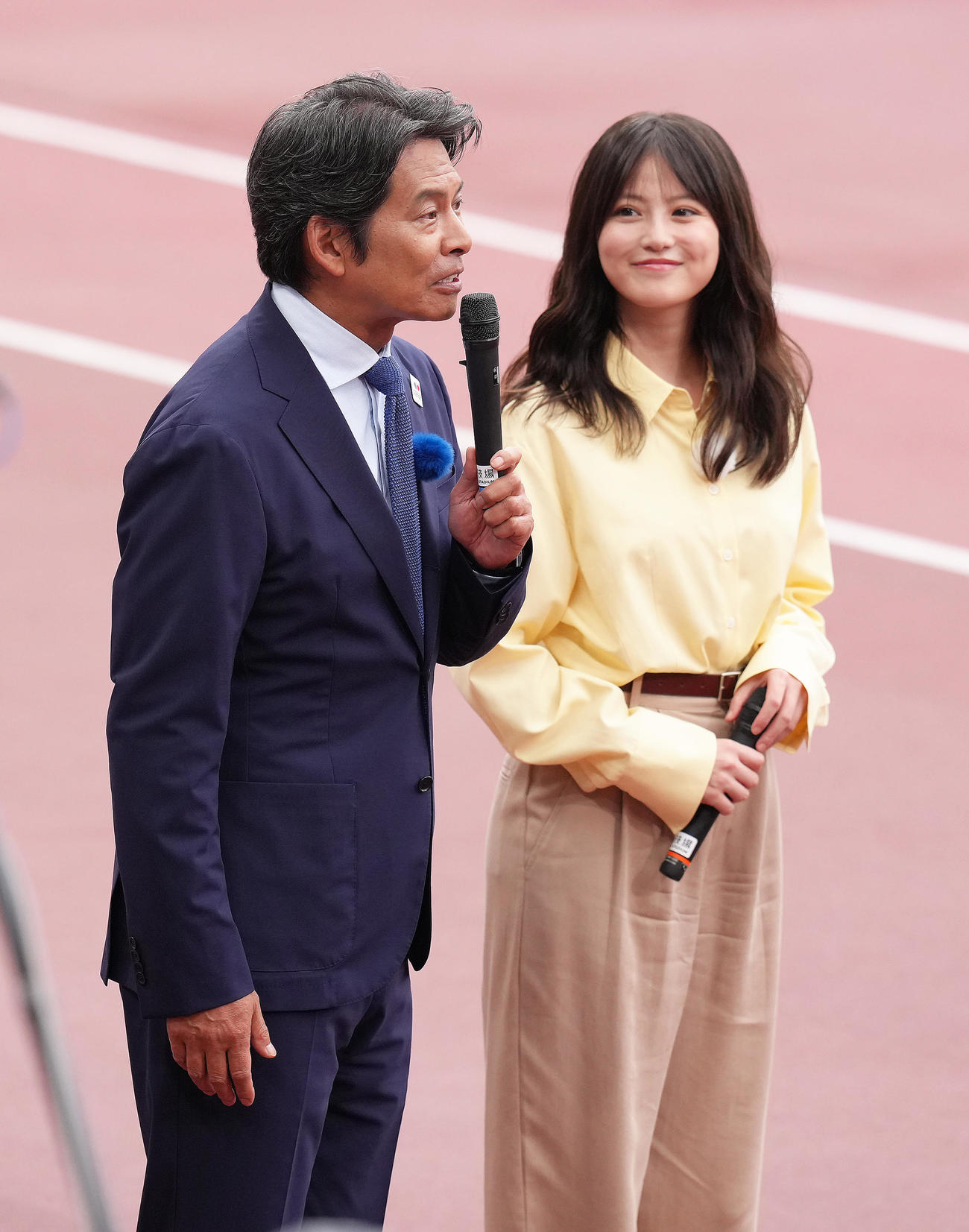 日本選手団を激励する織田裕二（左）と今田美桜（撮影・足立雅史）