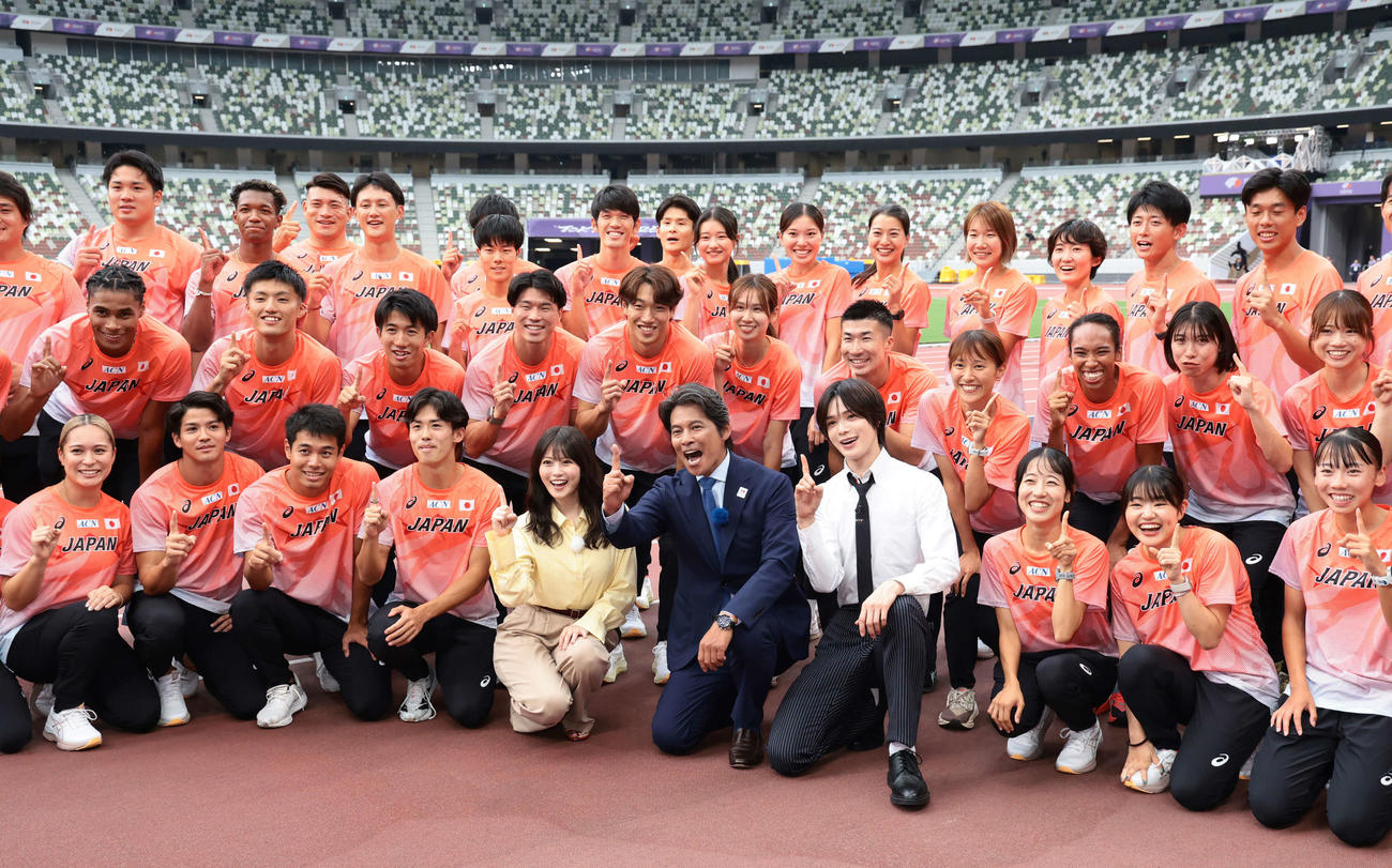激励に訪れた織田裕二（前列中央）、今田美桜（同左）、＆TEAMのK（同右）らと記念撮影する日本代表の選手たち（代表撮影）