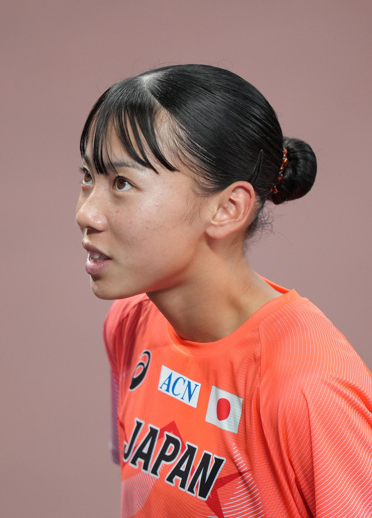 公開練習に登場し、取材に応じる久保（撮影・足立雅史）