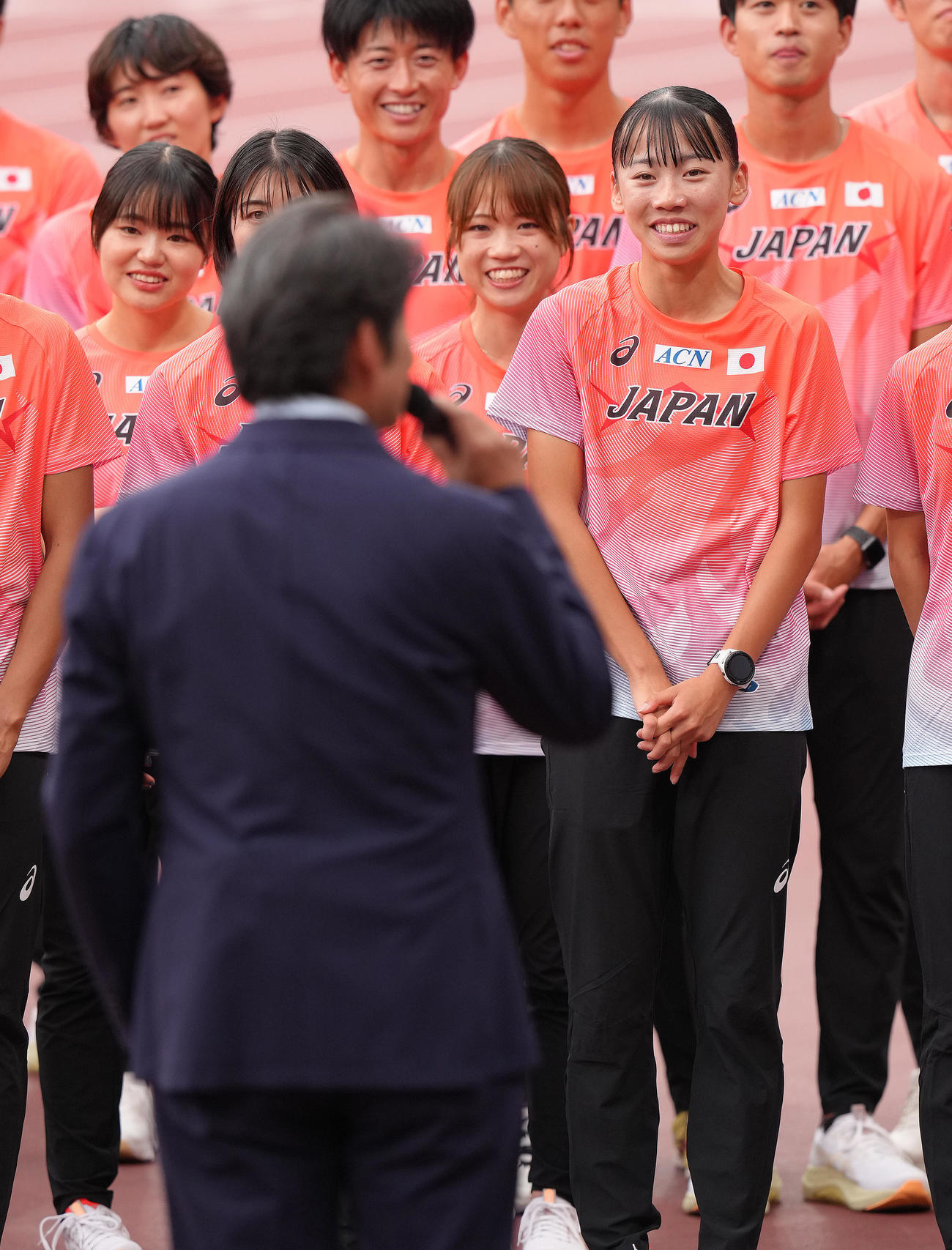 織田裕二（手前）の激励に笑顔を見せる久保（右）（撮影・足立雅史）